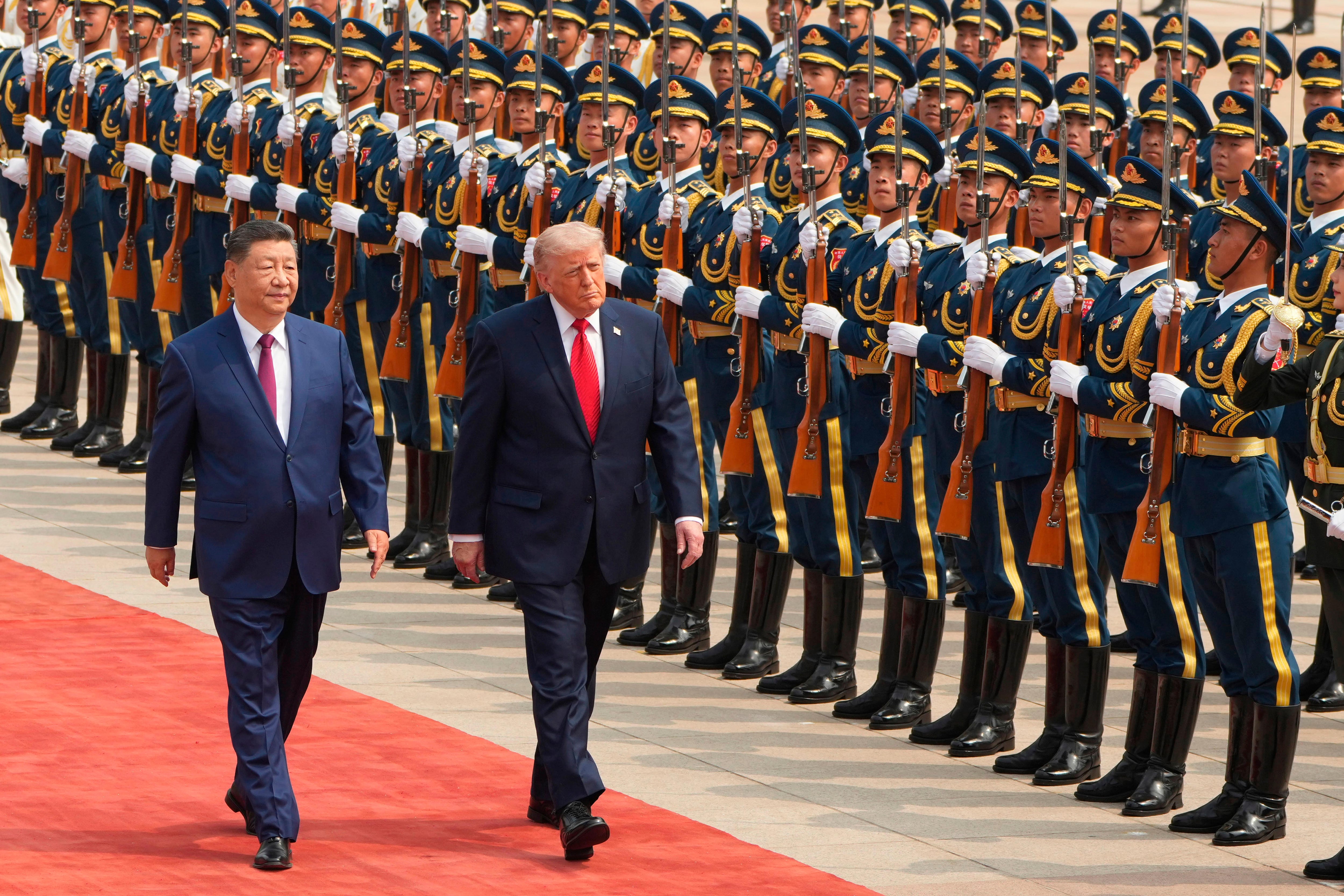El presidente Donald Trump participa en una ceremonia de bienvenida con su homólogo chino, Xi Jinping, en el Gran Salón del Pueblo, el jueves 14 de mayo de 2026, en Beijing. (AP Foto/Mark Schiefelbein)