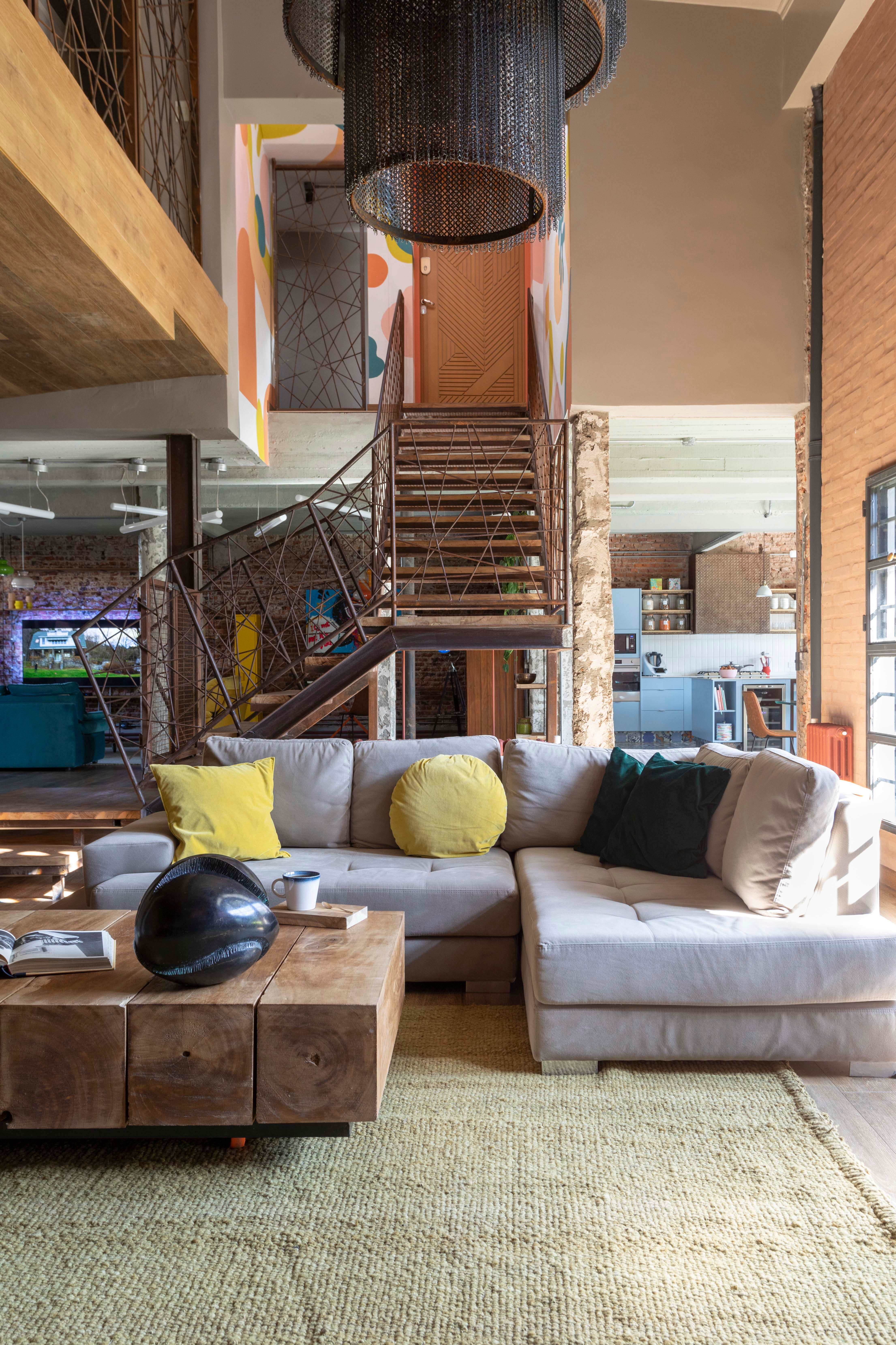 Sillón en L (Tapicería Carlos Méndez). Alfombra (Awanay). Mesa de centro (Vibra Bohemia). Al fondo, a la izquierda, el playroom que veremos de cerca en la próxima imagen.