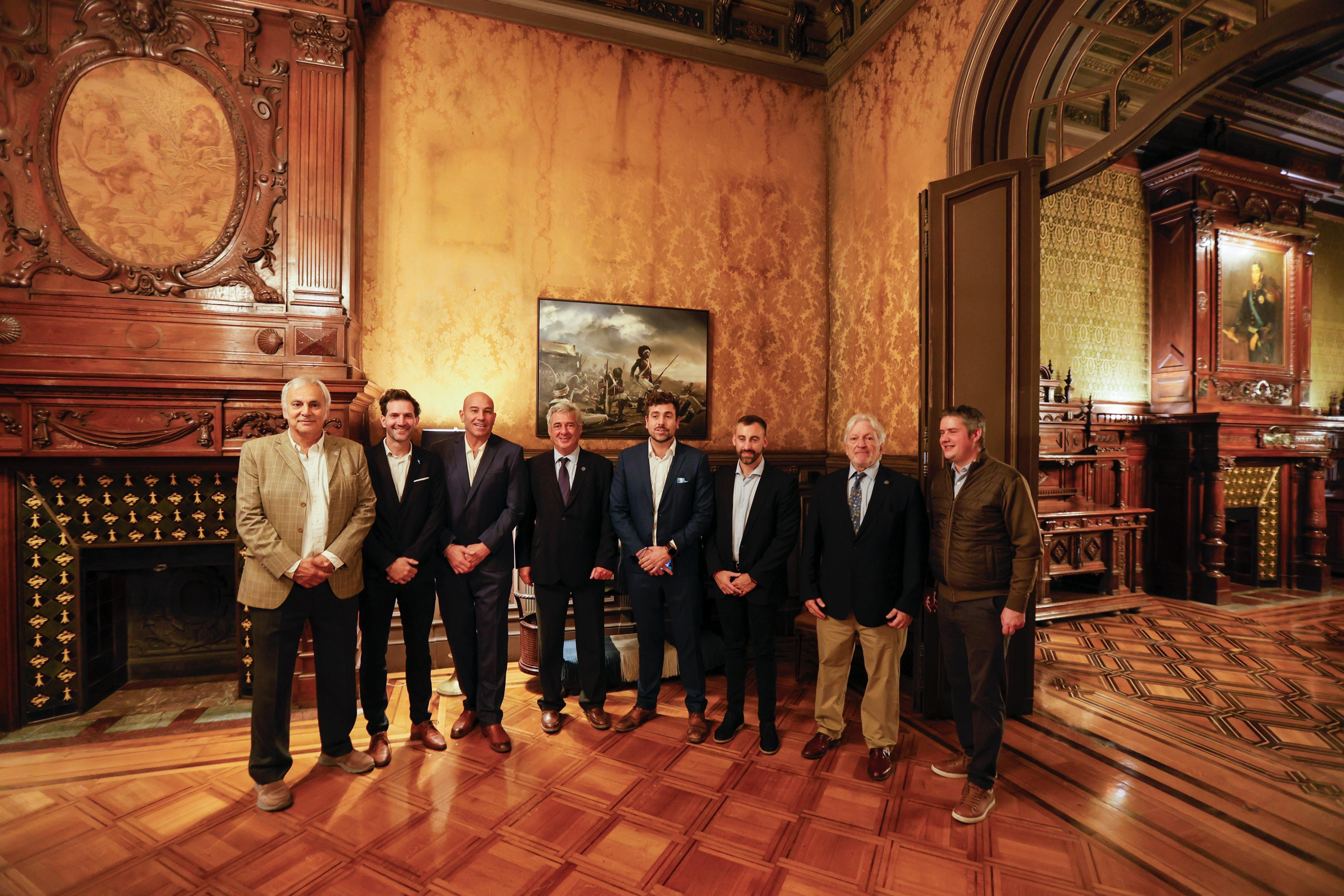 Nicolás Pino junto a dirigentes de la Sociedad Rural Argentina y referentes que llevan adelante el proyecto Casa República durante la inauguración del nuevo espacio institucional