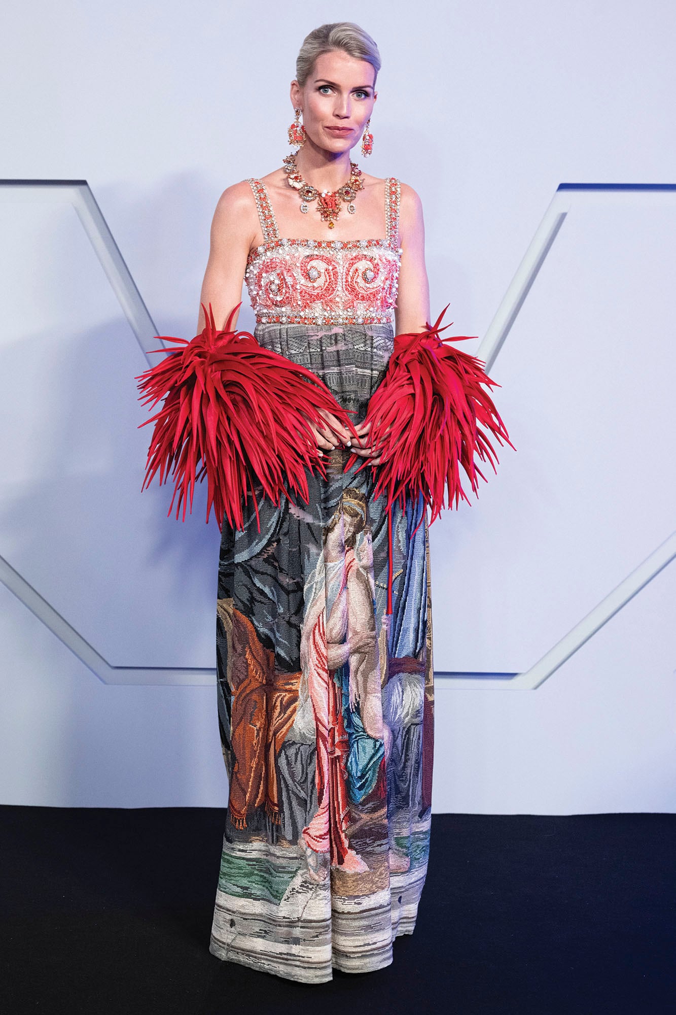 Lady Kitty Spencer optó por un modelo de Dolce & Gabbana con motivos pictóricos y escultóricos, al que le sumó puños de plumas y joyas XXL