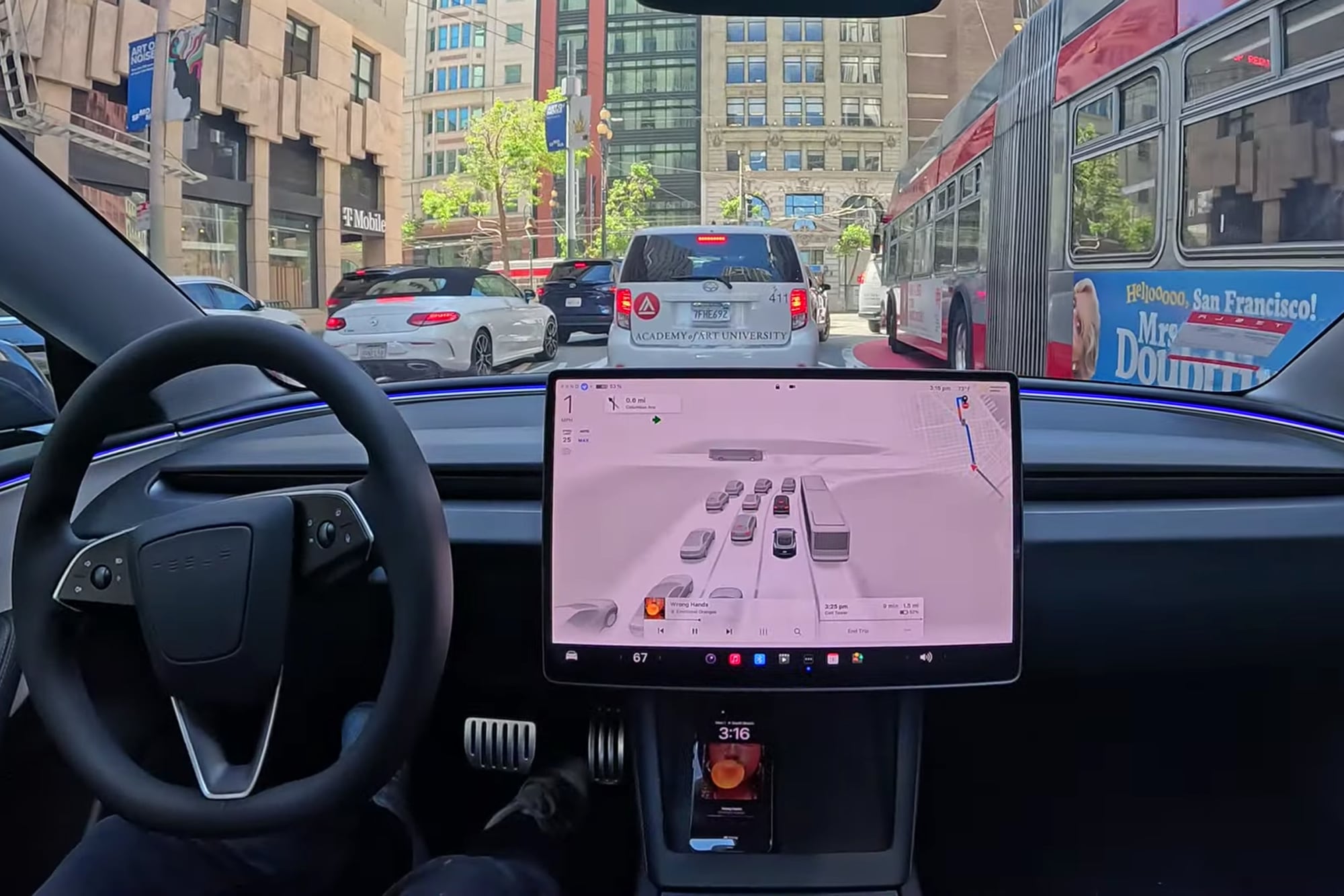 Los vehículos autónomos que mantienen controles humanos obligatorios —como volante, pedales de freno o espejos— no necesitan una aprobación específica de la NHTSA para circular