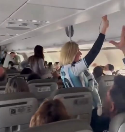 El piloto utilizó el sistema de comunicación del avión para una broma bien futbolera (Foto: X)