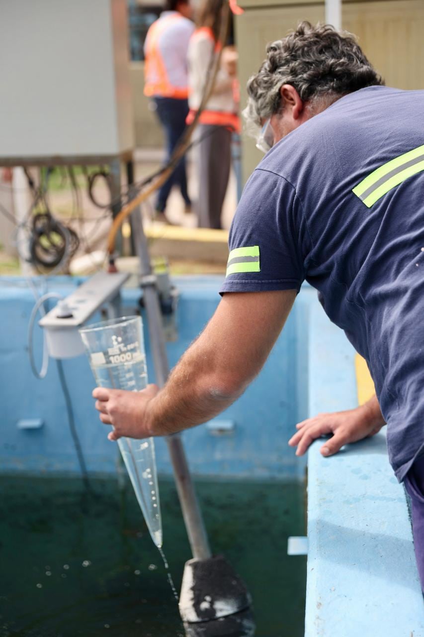 En las acciones de gestión eficiente, la compañía hace reúso interno de efluentes tratados y reutilización comunitaria del agua de efluente tratada.