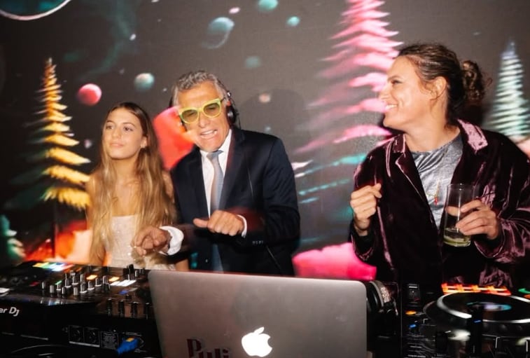 Mauricio Macri en la cabina del DJ en el festejo de los 15 años de su hija Antonia