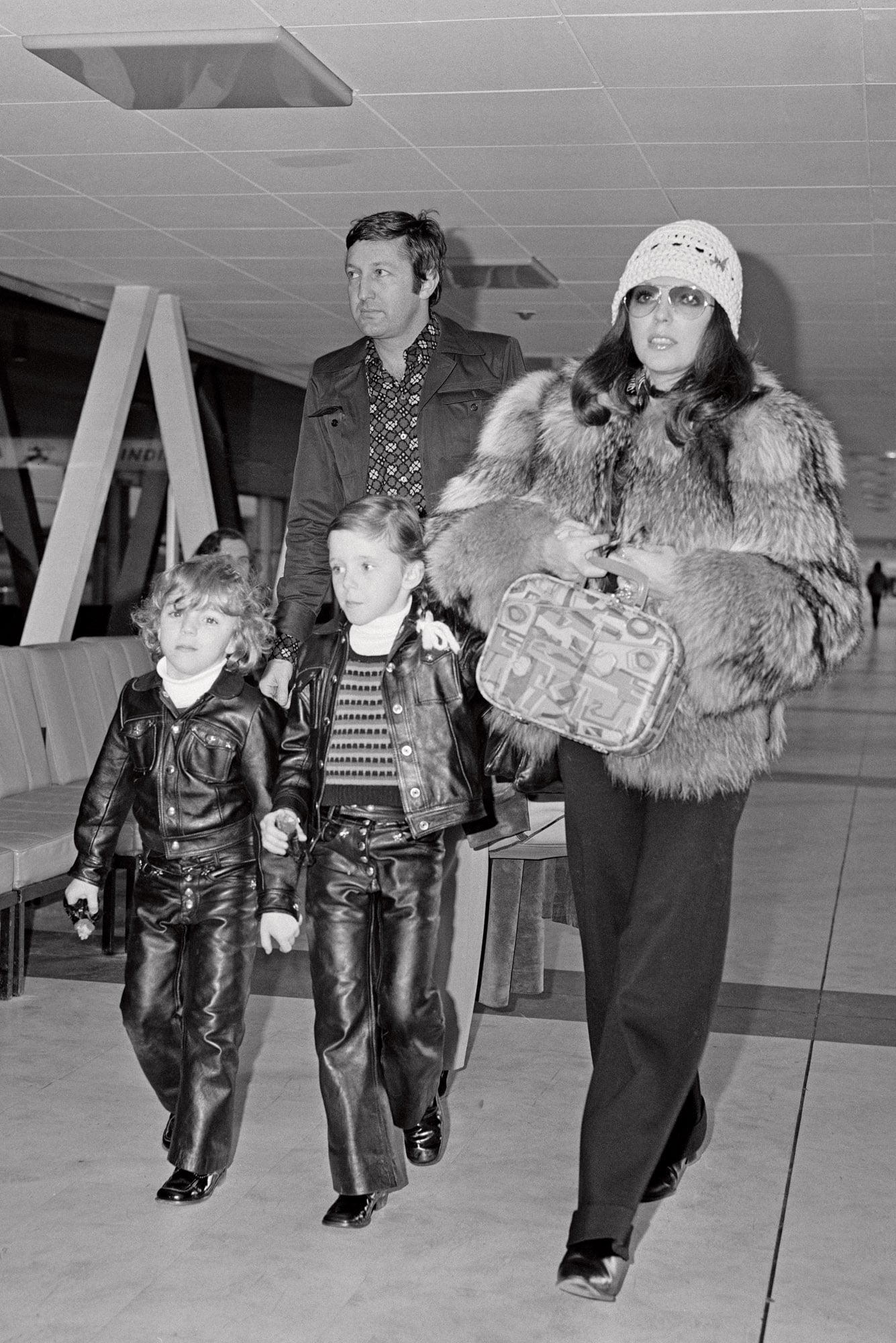 Joan y Ron Kass empezaron a salir en 1971. Aquí se los ve con los hijos mayores de la diva antes de embarcar rumbo a Los Ángeles, donde los chicos se iban a encontrar con su padre, Anthony Newley