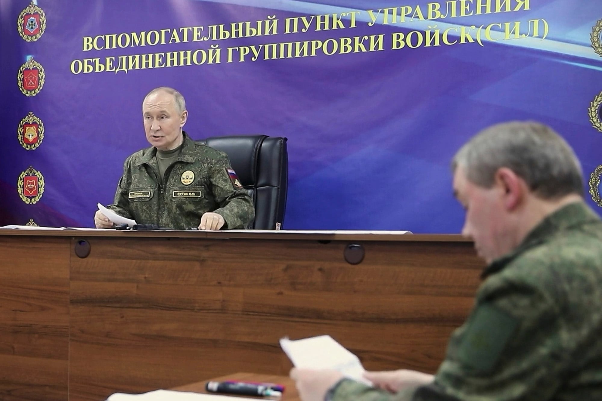 el presidente ruso, Vladímir Putin, habla durante su visita a uno de los puestos de mando del Grupo Conjunto de Fuerzas Armadas