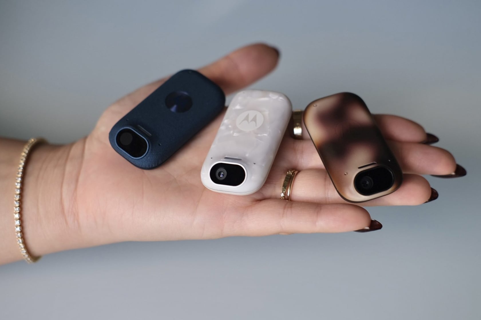 Project Maxwell de Motorola es un prototipo de un dispositivo que registra todo lo que el usuario ve, escucha y dice, y que incluye una IA que analiza eso para ayudar al usuario