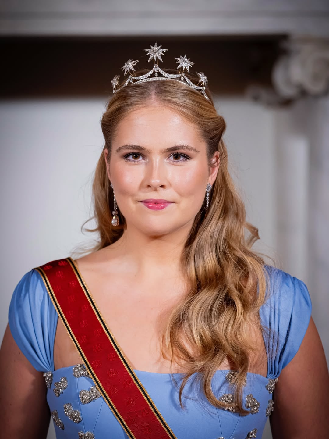 La reina Máxima se lució con un vestido del diseñador holandés Jan Taminiau y la Tiara de Zafiros (Foto: Instagram @patrickvkatwijk)