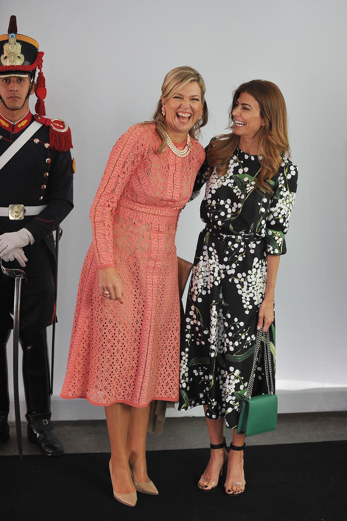 Risas entre Máxima y Awada en el Malba