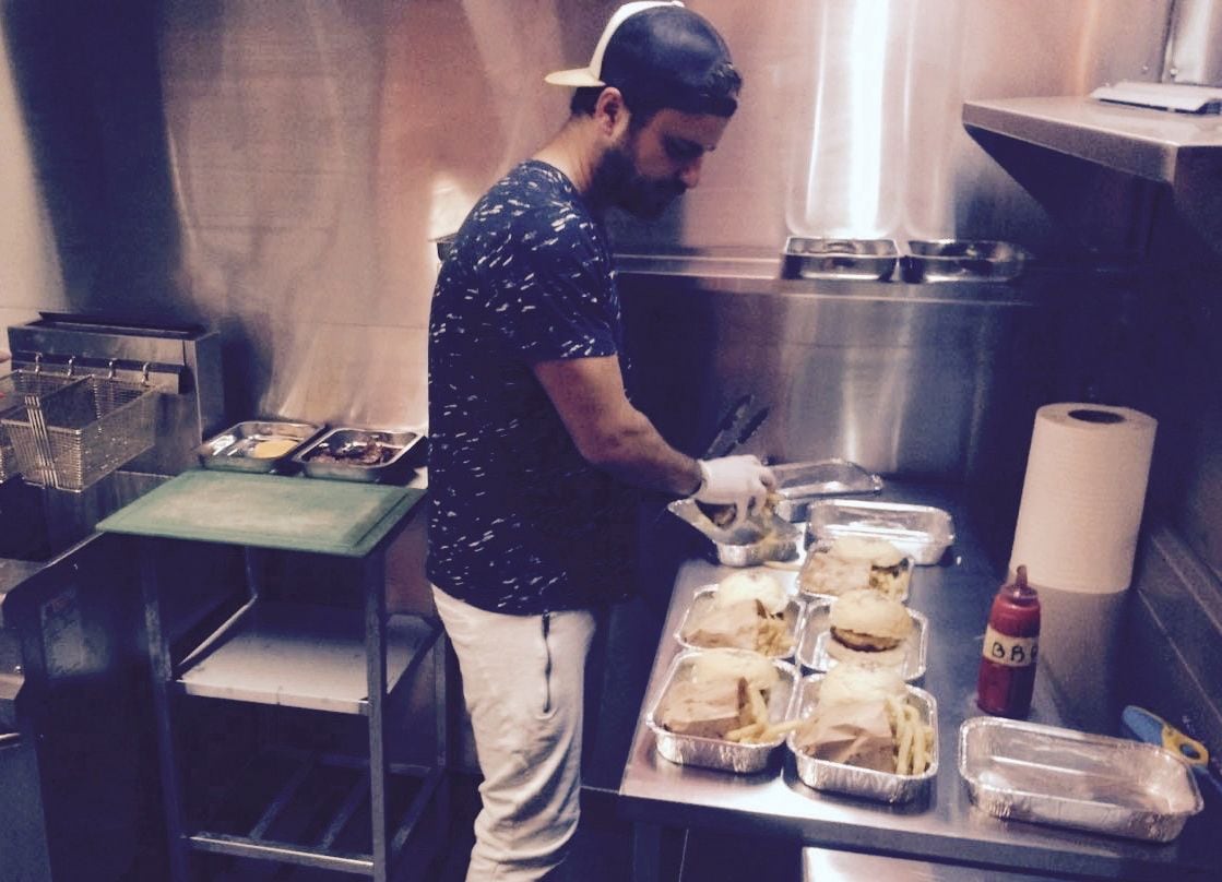 Trabajó con Bourdain y abrió una hamburguesería clásica de Palermo: “Comer carne seca no tiene vuelta atrás” 10 Trabajó con Bourdain y abrió una hamburguesería clásica de Palermo: “Comer carne seca no tiene vuelta atrás” imagen-9