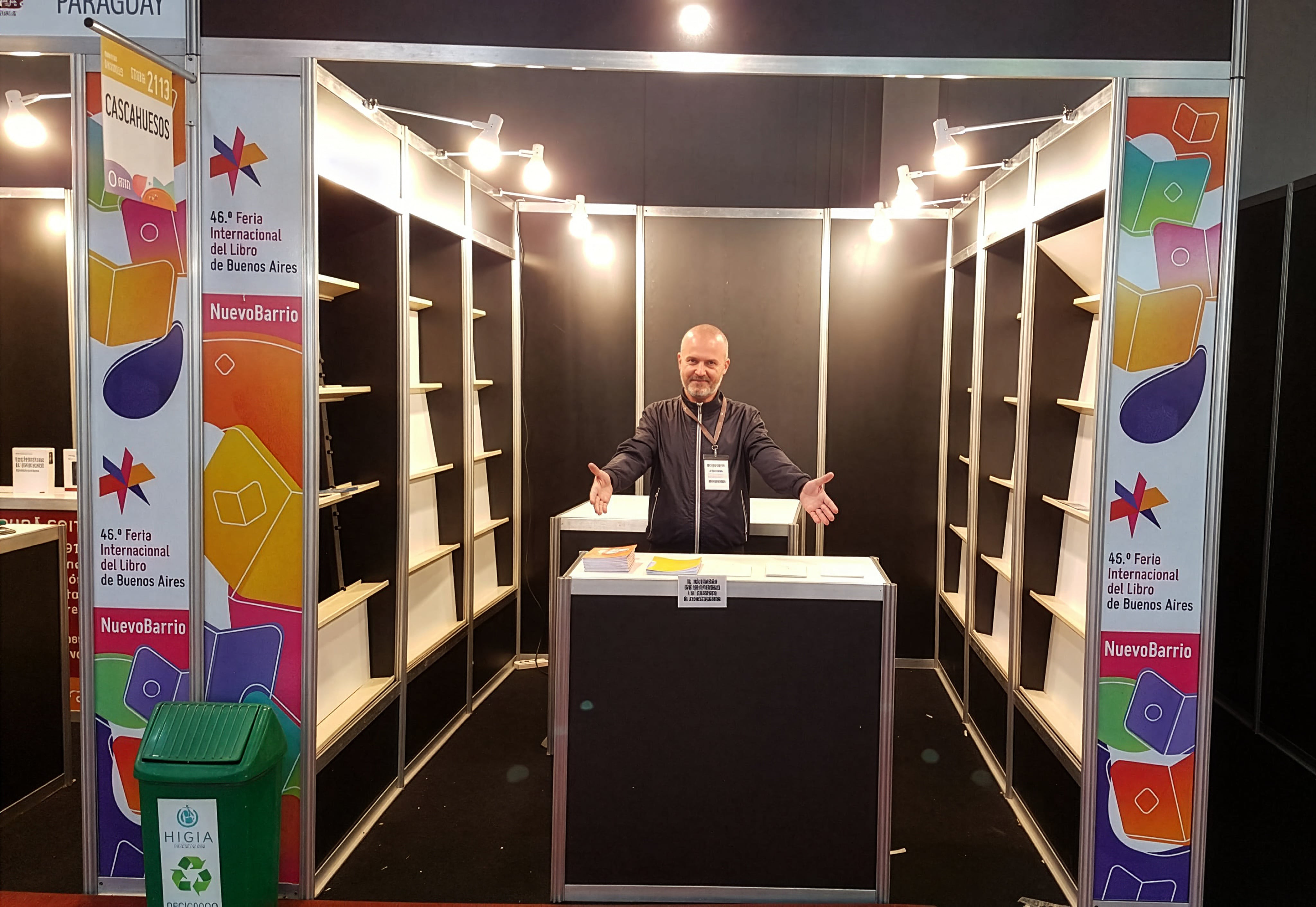 Tav Ripo en un stand