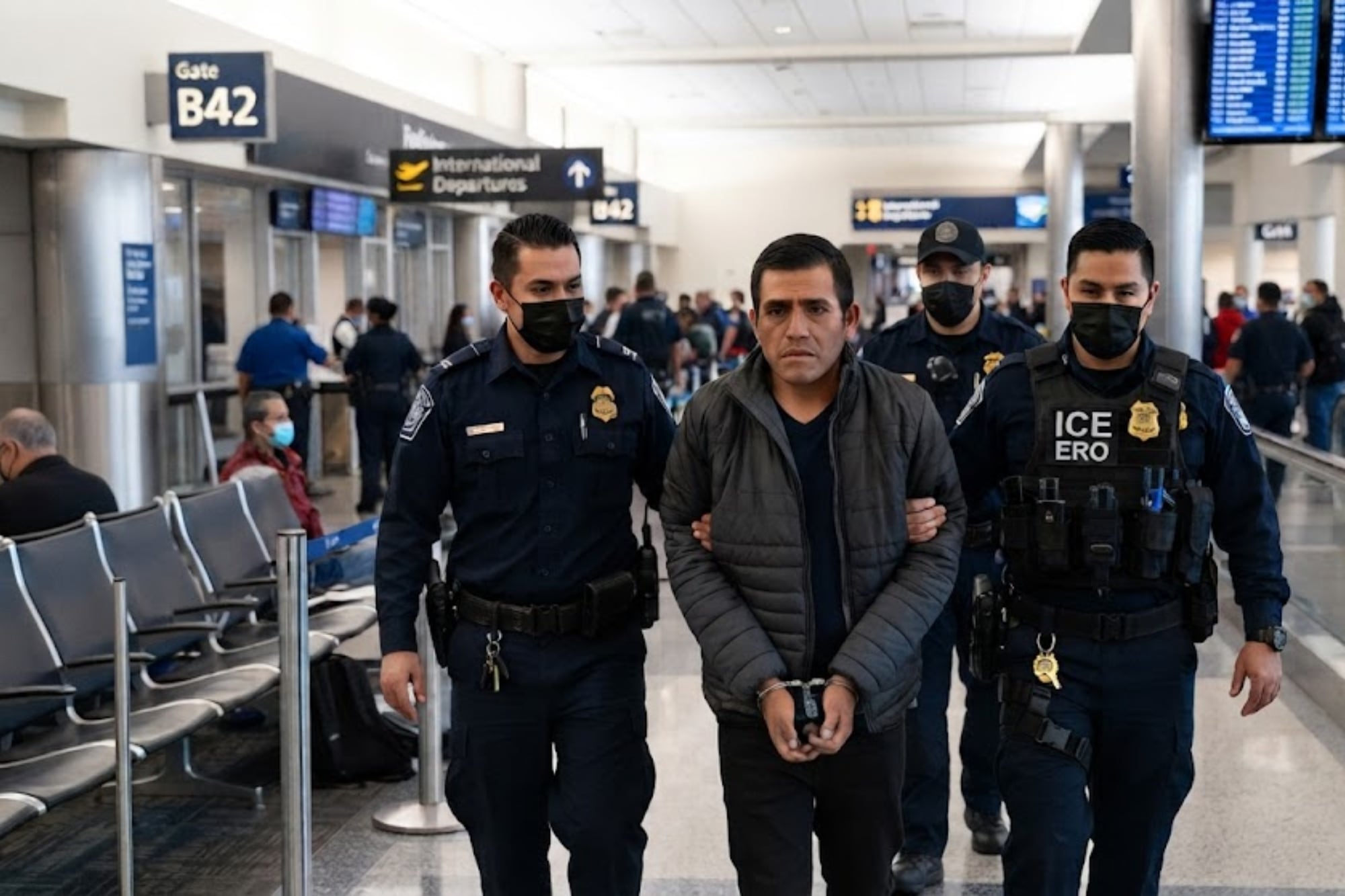 El acuerdo entre la TSA y el ICE que permite arrestar migrantes para deportarlos en aeropuertos de EE.UU.