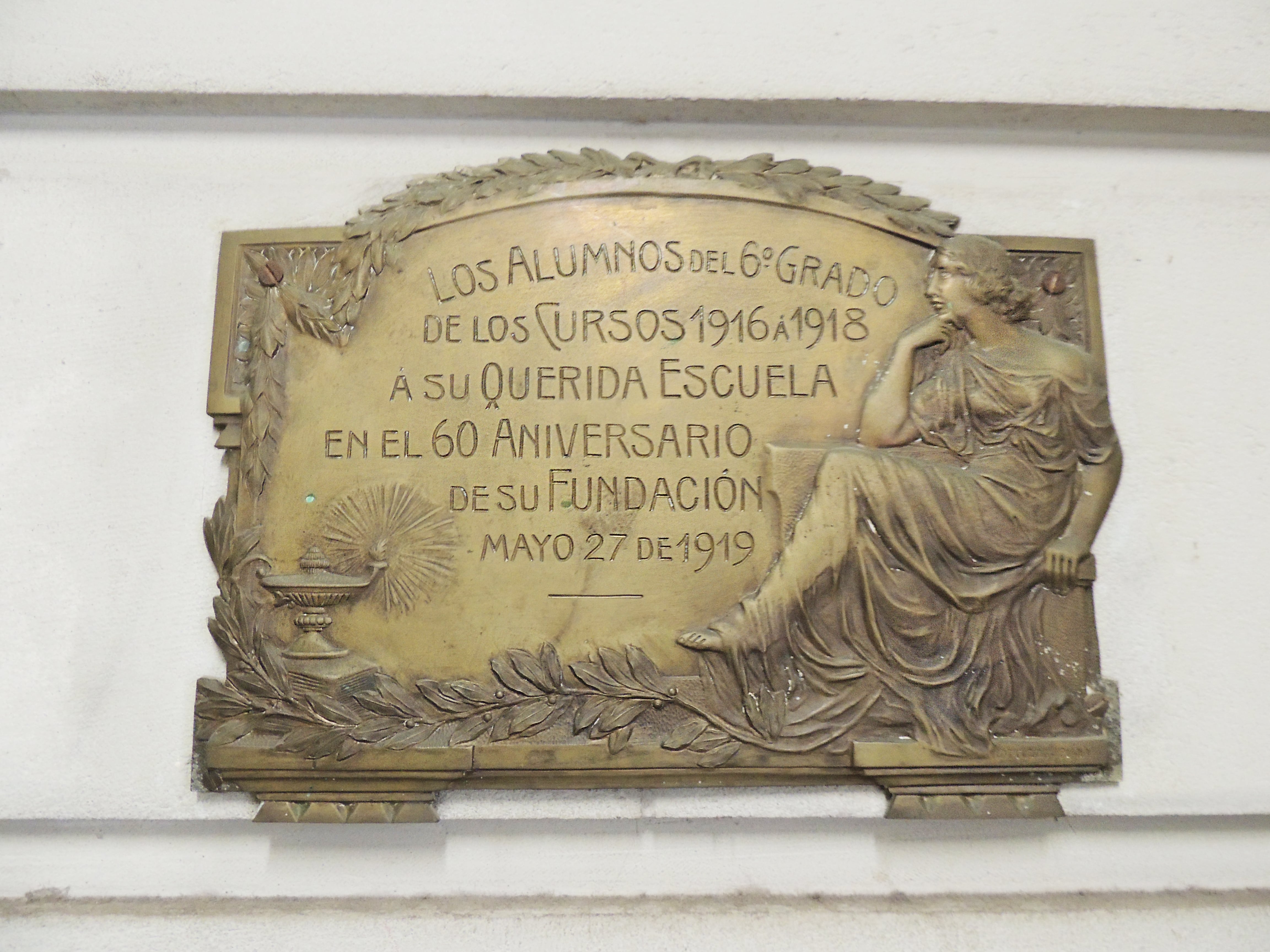 Placa de homenaje de los alumnos de 6to grado de 1916 a 1918