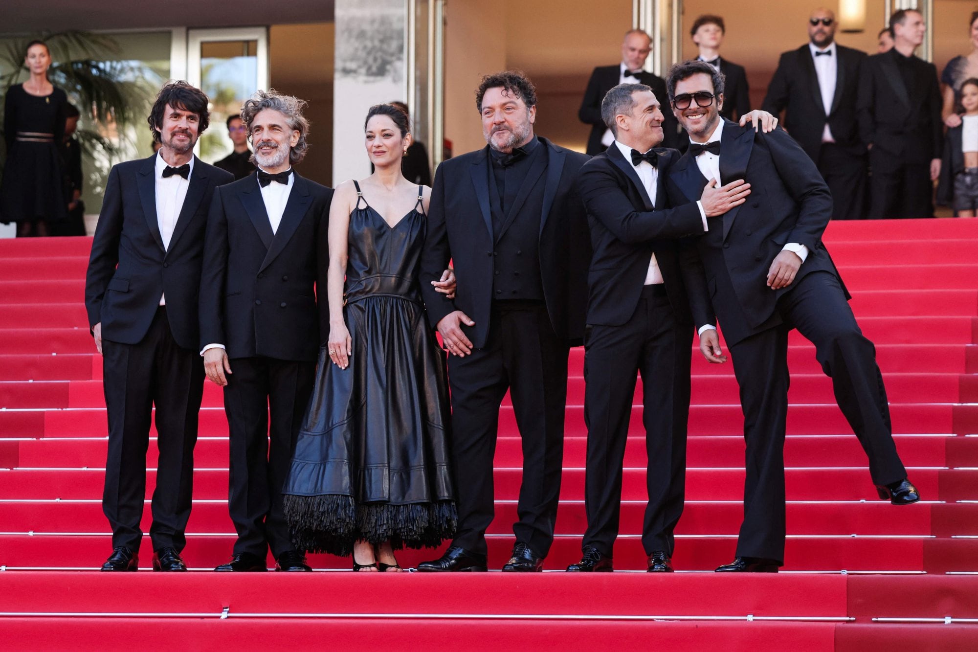 El elenco completo de Karma, con la presencia destacada de Leonardo Sbaraglia y Marion Cotillard, antes de la función de gala de Karma este viernes en Cannes