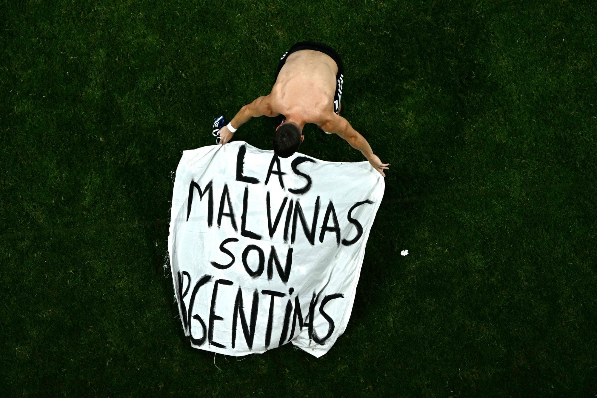 La postal de los futbolistas argentinos con la bandera se convirtió en una de las imágenes más comentadas de aquel triunfo y, en las semanas siguientes, la consigna empezó a aparecer también en prendas y diseños de marcas locales
