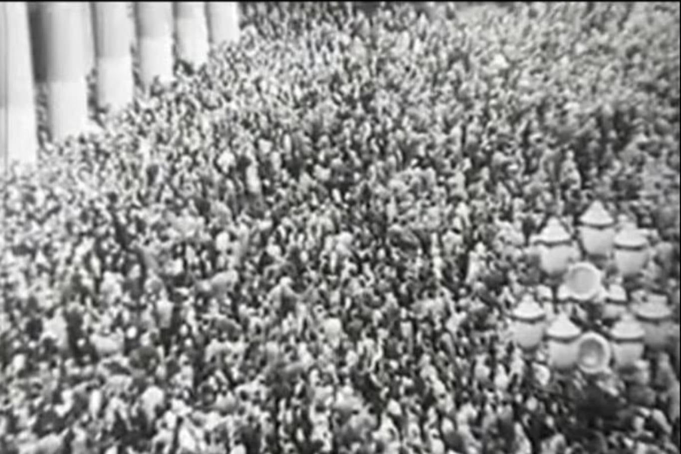 Cientos de personas frente a la Catedral Metropolitana en la procesión de Corpus Christi del 11 de junio 1955 que se transformó en una manifestación en contra del gobierno de Juan Domingo Perón