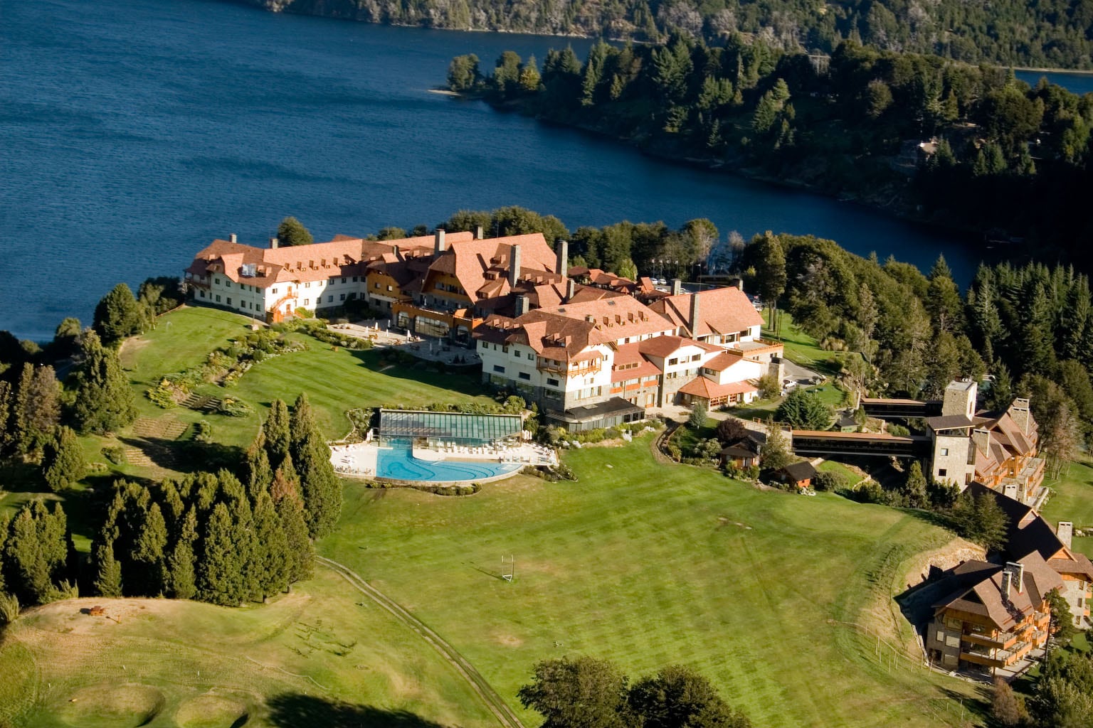 El Messidor, un palacio que guarda los secretos del poder 6 El imponente Hotel Llao Llao, en Bariloche, otra creación del arquitecto Bustillo