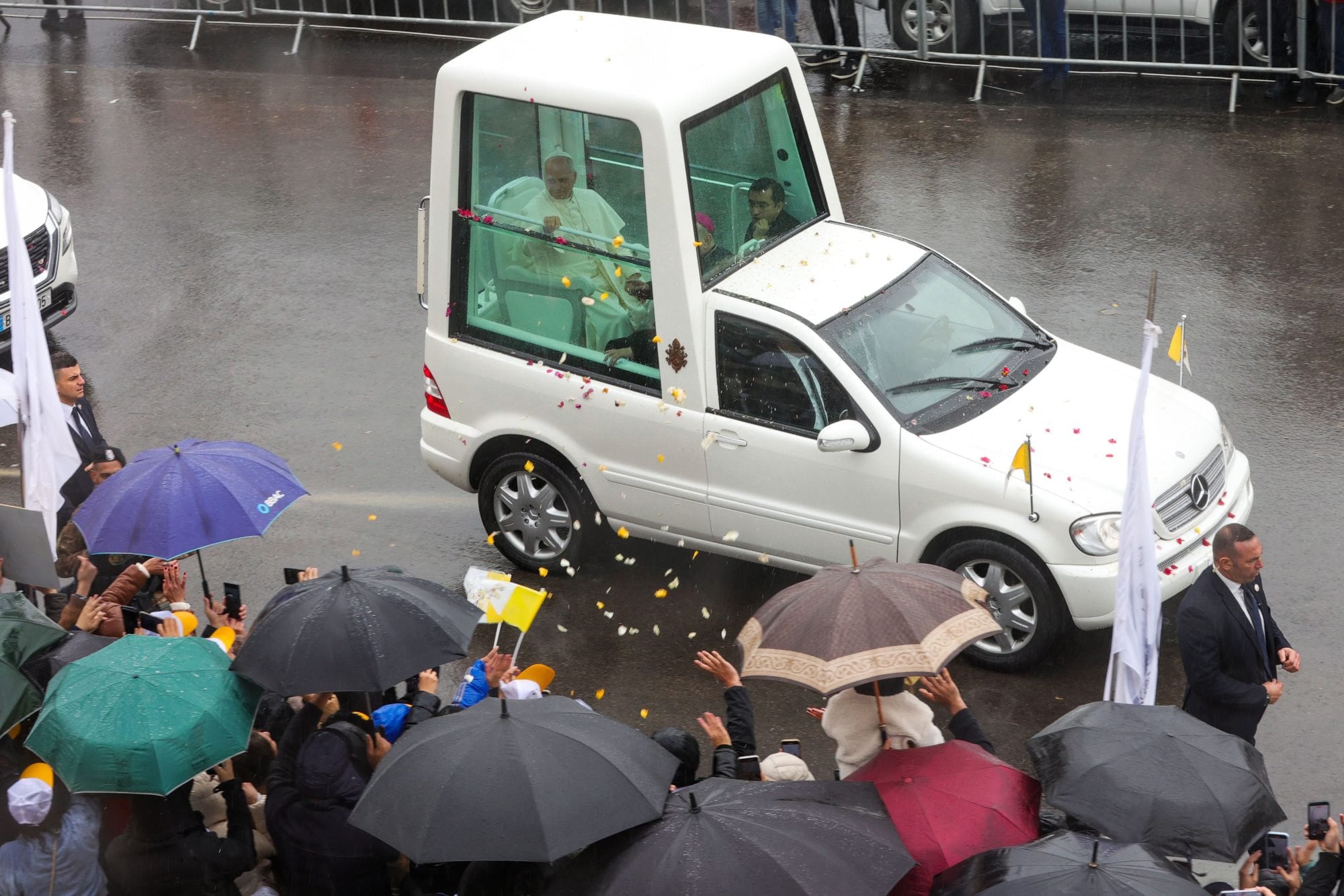 En medio de la guerra, el Líbano vivió un día de fiesta por el papa León, pero teme por el día después 15 Pope Leo XIV arrives in the popemobile at the tomb of Saint Charbel Makhlouf in Annaya, north of Beirut on December 1, 2025. Pope Leo XIV is set to urge peace and unity on his second day in Lebanon on December 1, 2025, bringing a message of hope to young people whose faith in their crisis-hit country has dwindled. (Photo by AFP)