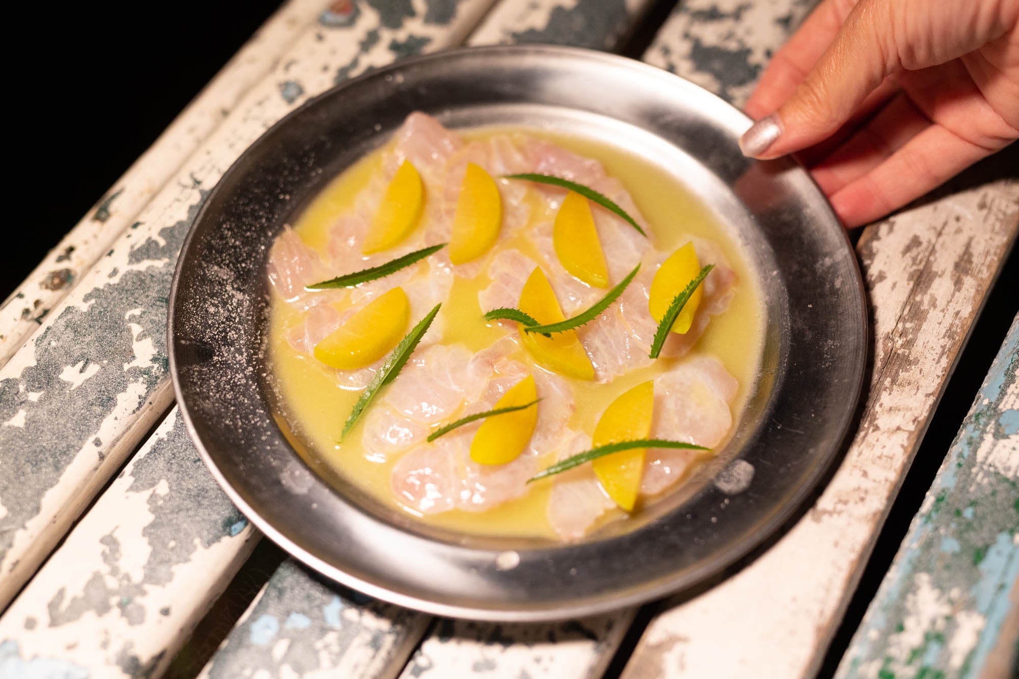 Chernia tiradito com ameixas frescas e huacatay