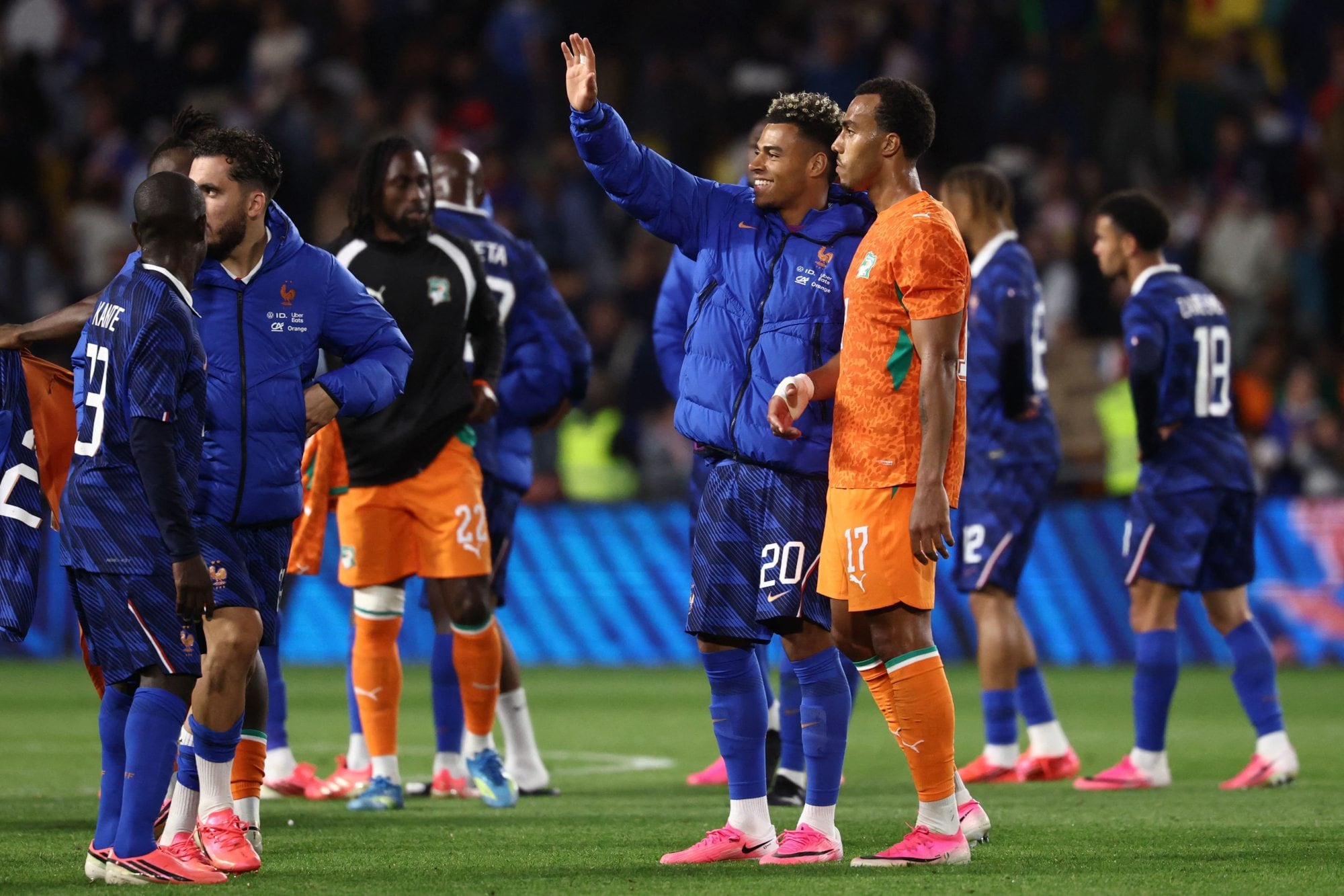 Mundial 2026, en vivo: la denuncia de Irán por las entradas de los hinchas y toda la previa de Argentina-Islandia 6 El delantero francés Desire Doue conversa con el defensa marfileño Guela Doue tras el partido amistoso internacional entre Francia y Costa de Marfil