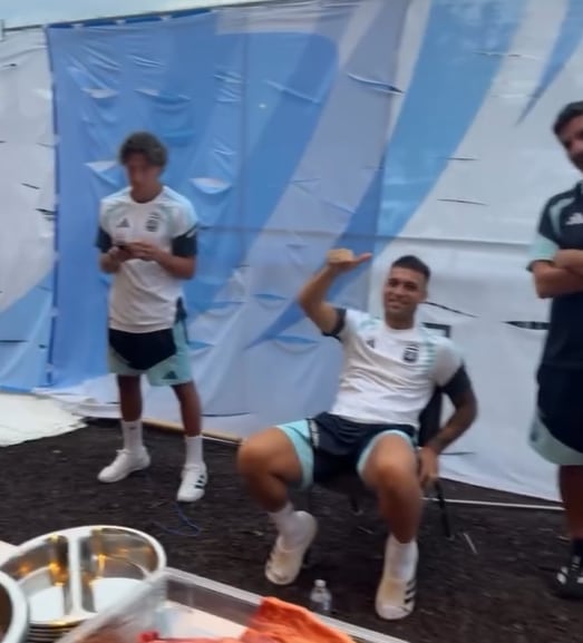 Lautaro Martínez y Giuliano Simeone también disfrutaron de un momento al lado de la parrilla (Foto: @emi_martinez26)