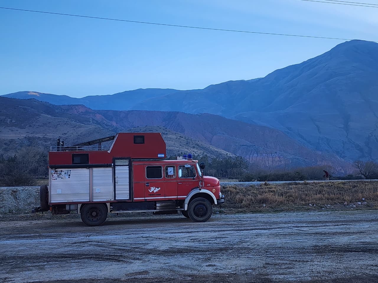“La primera noche salí con el camión totalmente original, completamente vacío por dentro: tiré un colchón en el piso y me fui directo a hacer los Túneles de Taninga, en Córdoba. Dormí arriba en plena montaña y se desató una tormenta feroz