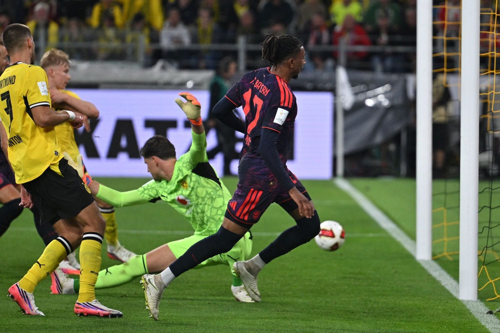 La pelota está por ingresar tras la corrida y la definición de Micheal Olise, en el segundo gol bávaro contra Borussia en Dortmund.