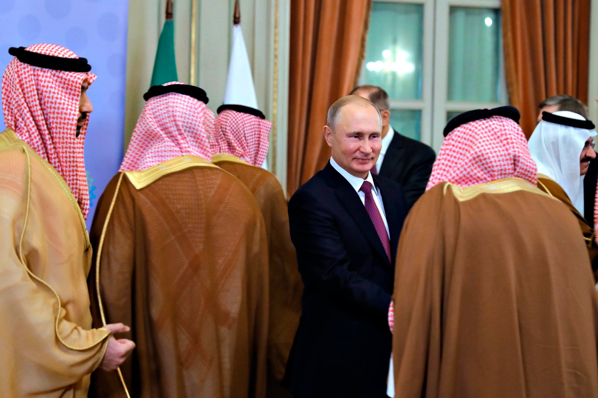 Vladimir Putin, saluda a los miembros de la comitiva de Arabia Saudita