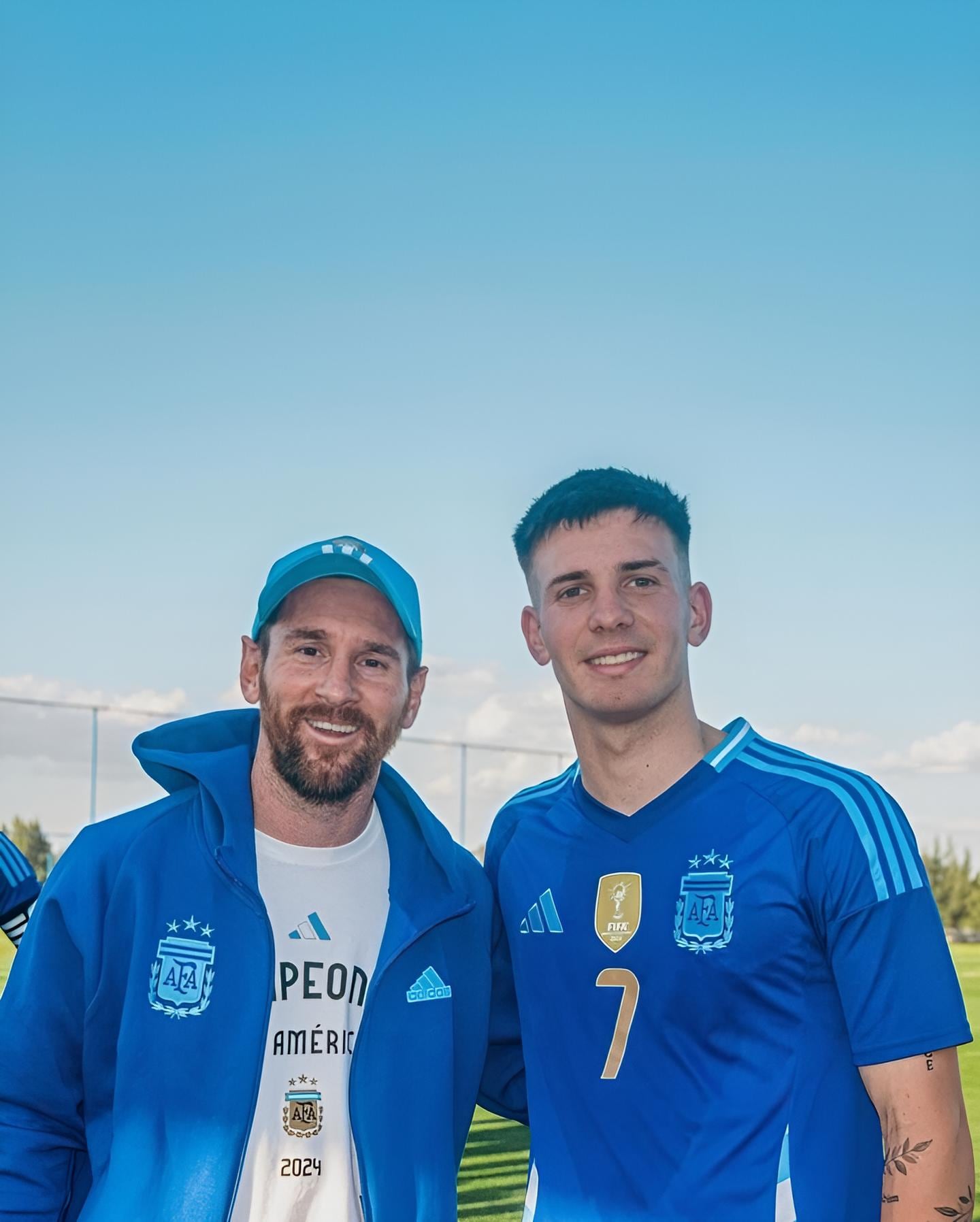 En 2024, Mastantuono se sacó una foto con Lionel Messi después de un amistoso del Sub 20 ante Uzbekistán que el 10 observó desde afuera