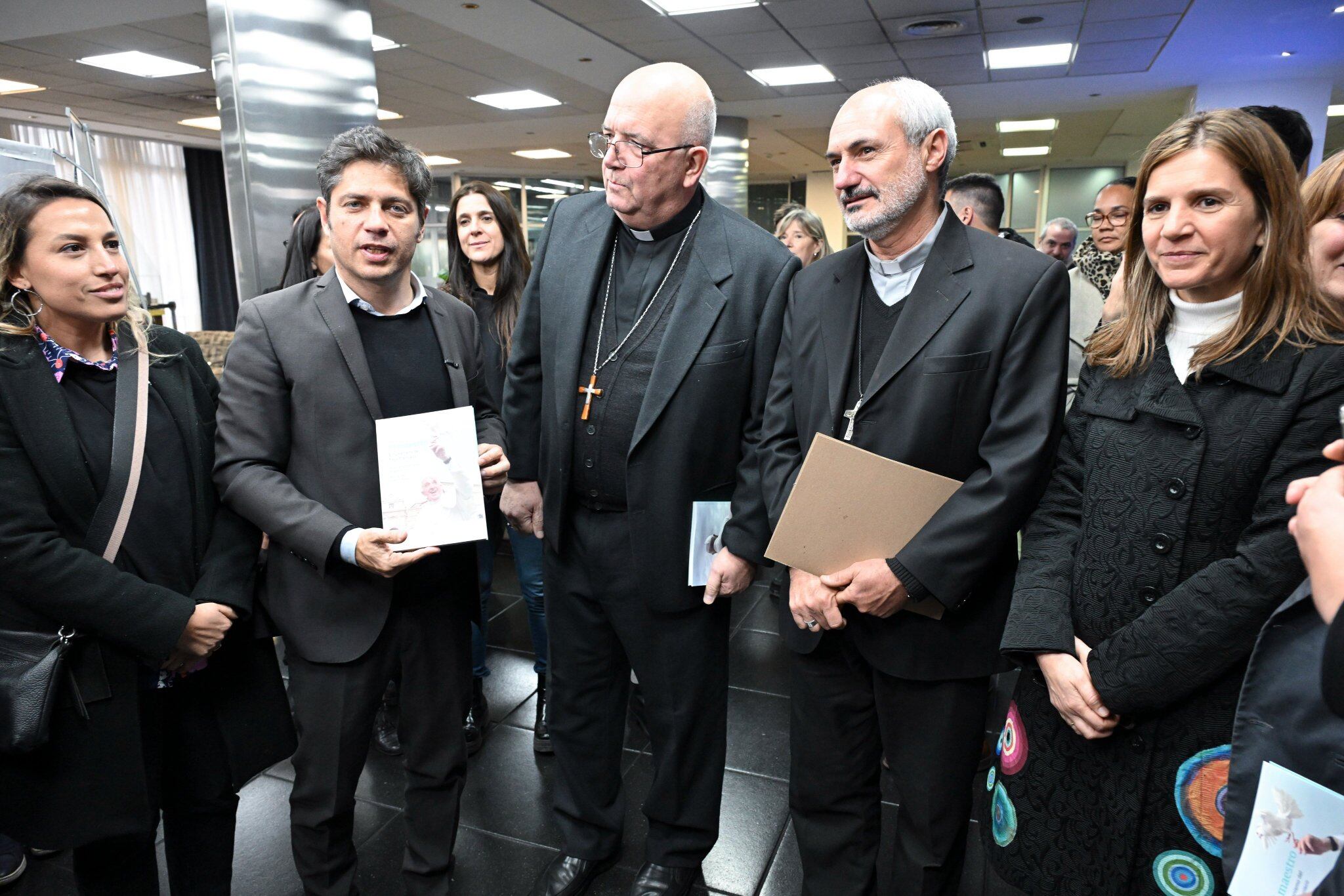 Axel Kicilllof participó en la Semana Social; lo acompaña Ernesto Giobando, obispo de Mar del Plata, y Dante Braida, obispo de La Rioja