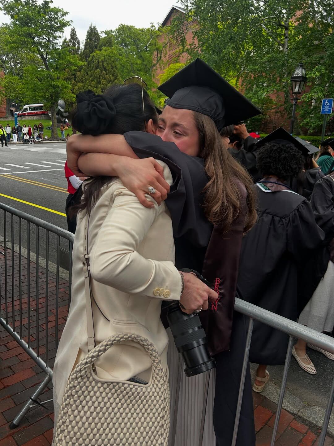 El emotivo abrazo entre madre e hija (Foto: Instagram @carys.douglas)