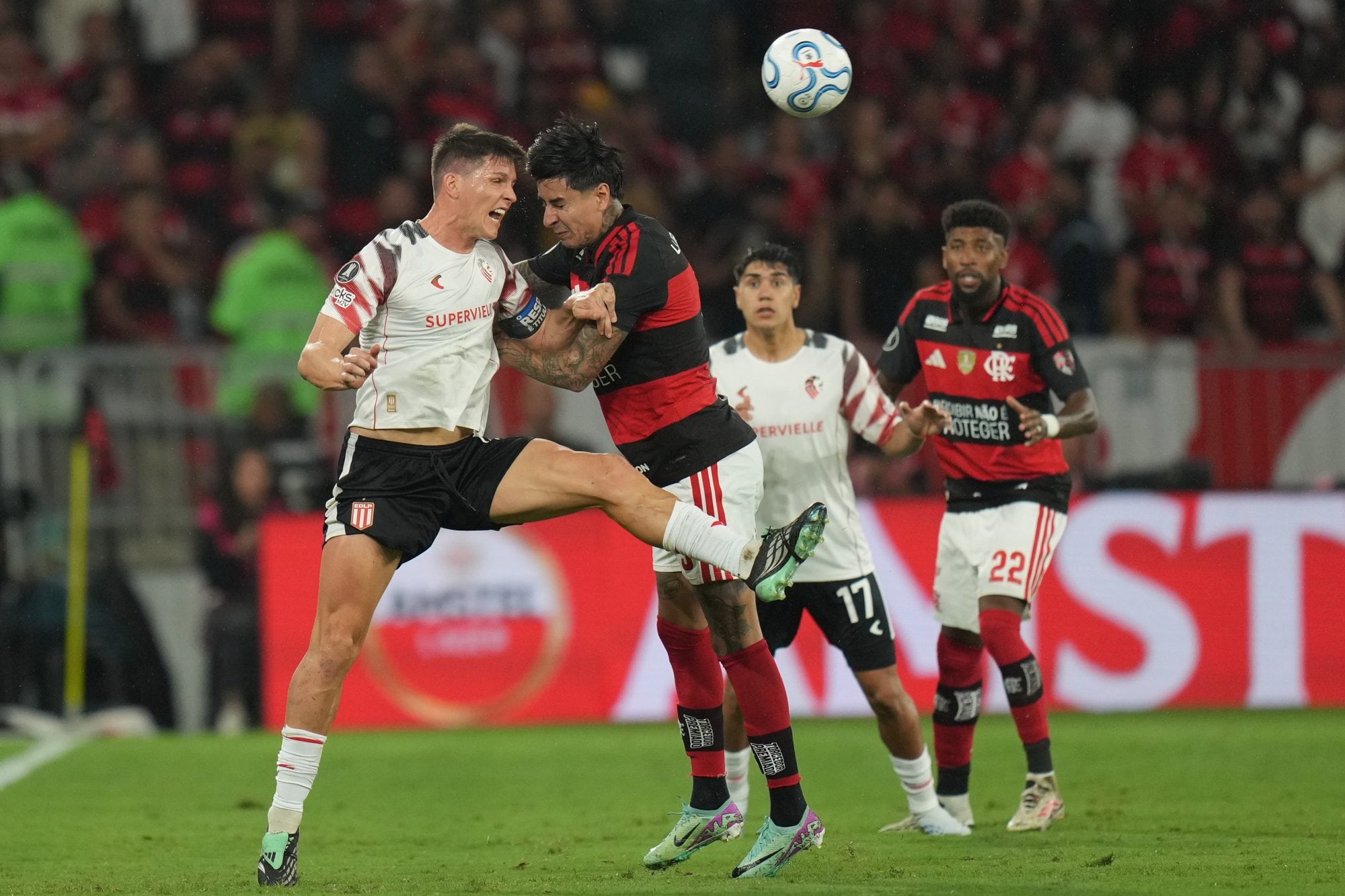 Guido Carrillo contra Erick Pulgar