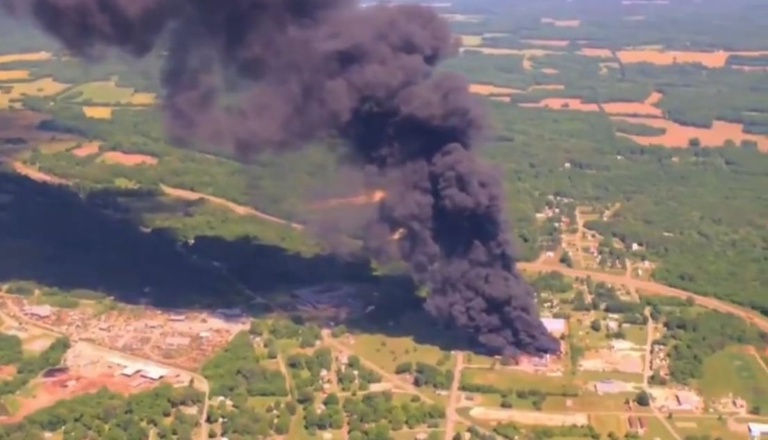 Un incendio en una planta de reciclaje de plástico en Estados Unidos generó una densa columna de humo