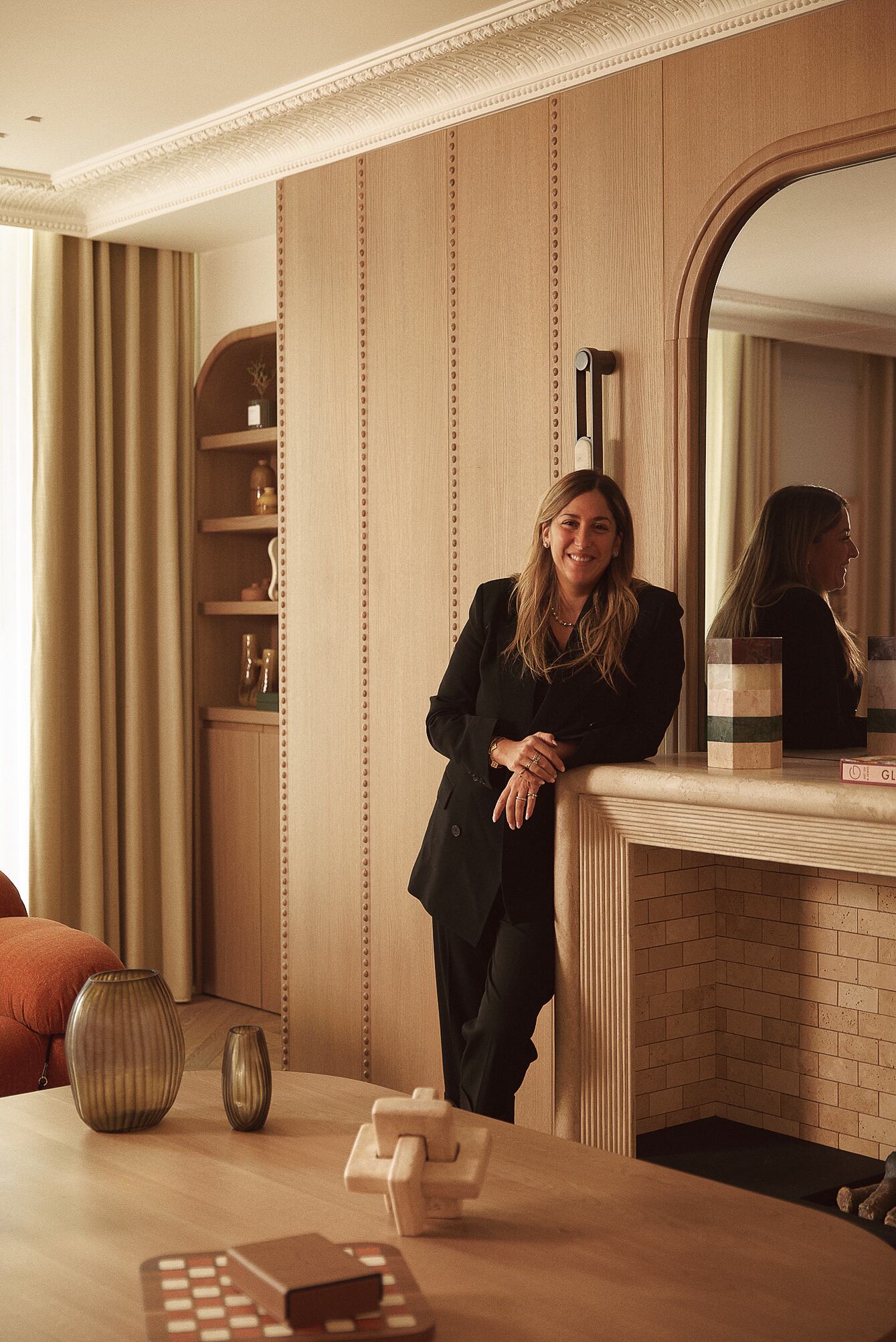 La arquitecta y diseñadora parisina que transforma la herencia clásica de su ciudad en interiores contemporáneos de elegancia serena