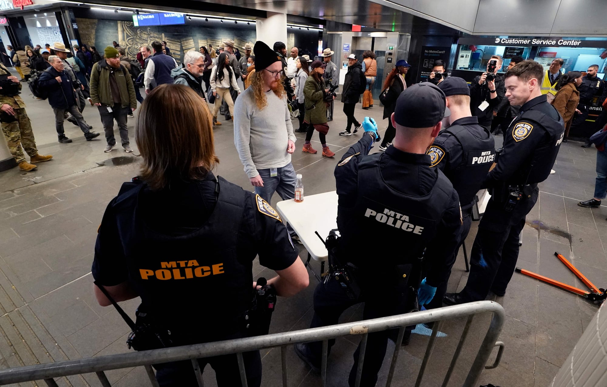 El presupuesto prevé más presencia policial nocturna en el subte de la ciudad de Nueva York (Photo by TIMOTHY A. CLARY / AFP)