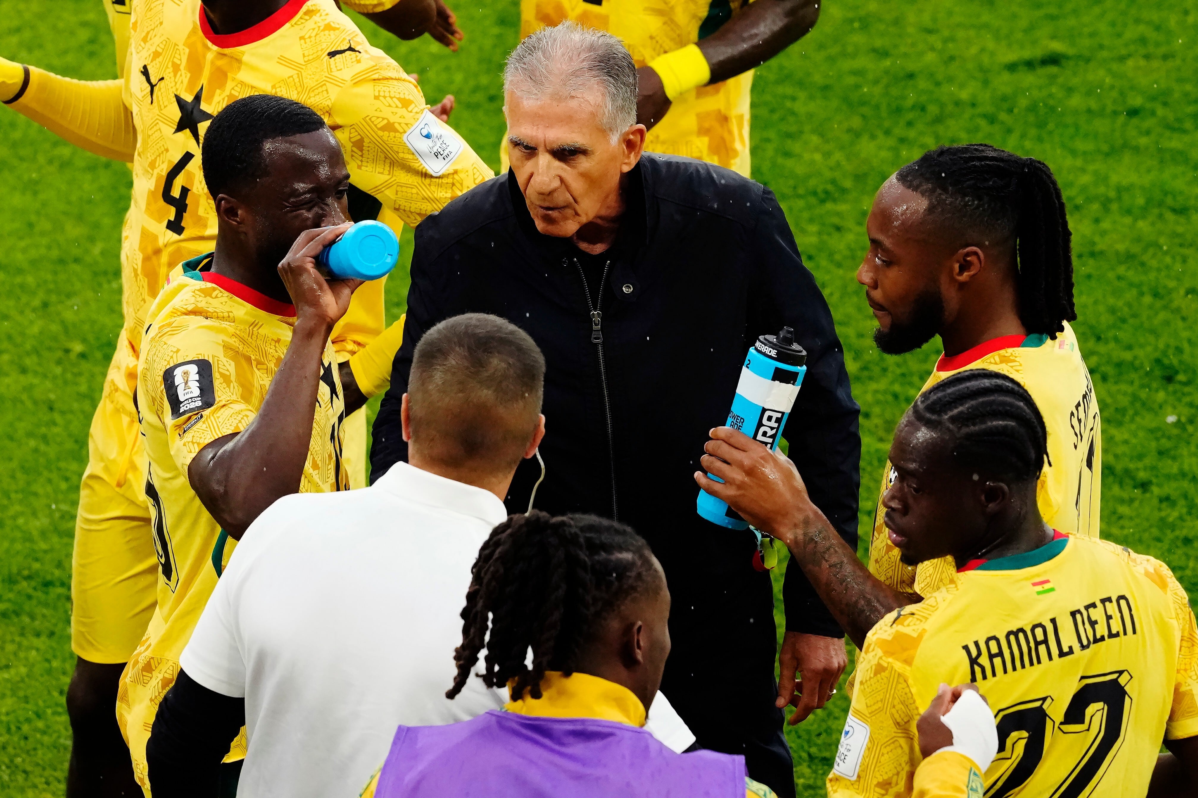 El técnico de Ghana, Carlos Queiroz habla con sus jugadores durante la pausa de hidratación del partido por el Grupo L del Mundial entre Ghana y Panamá