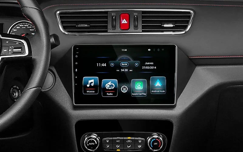 Cuenta con una central multimedia de 9 pulgadas con conectividad a Apple CarPlay y Android Auto