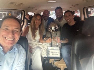 El festejo de Rosario Central: en una combi, tras recibir la copa en un escritorio.