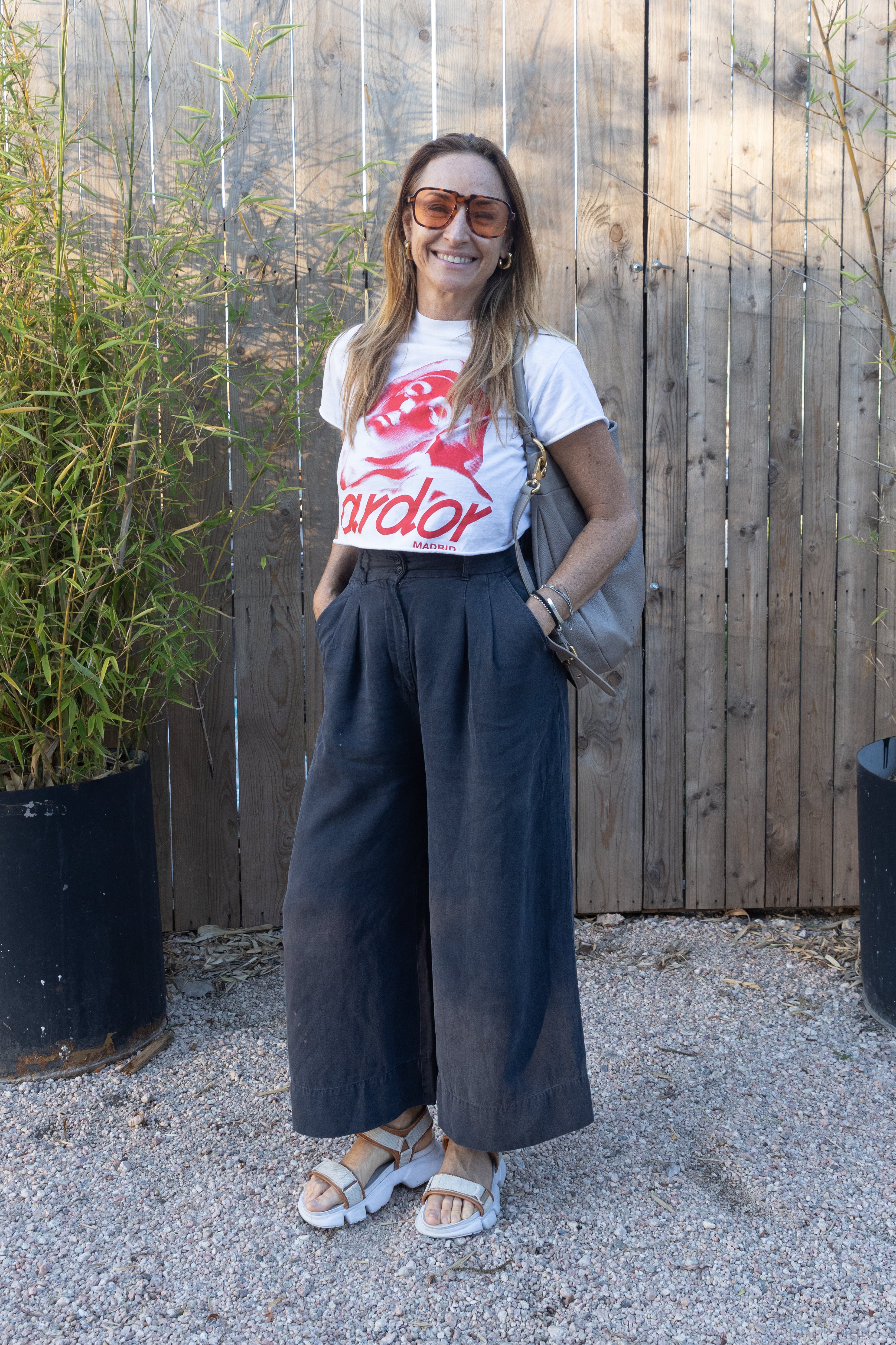 Romina Polnoroff, creadora de MamaSana con una remera estampada y pantalones de tiro alto