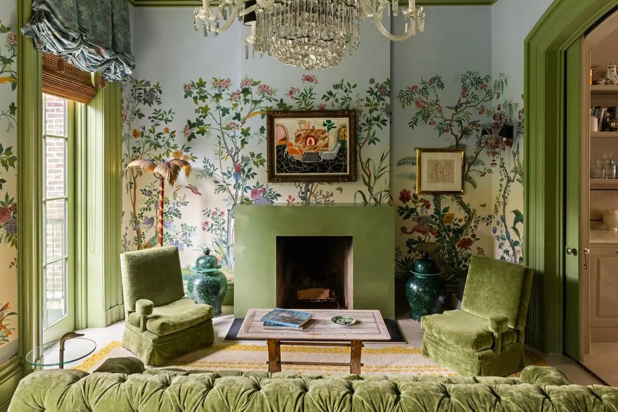 Los ambientes están cargados de color con paredes florales y texturas vibrantes