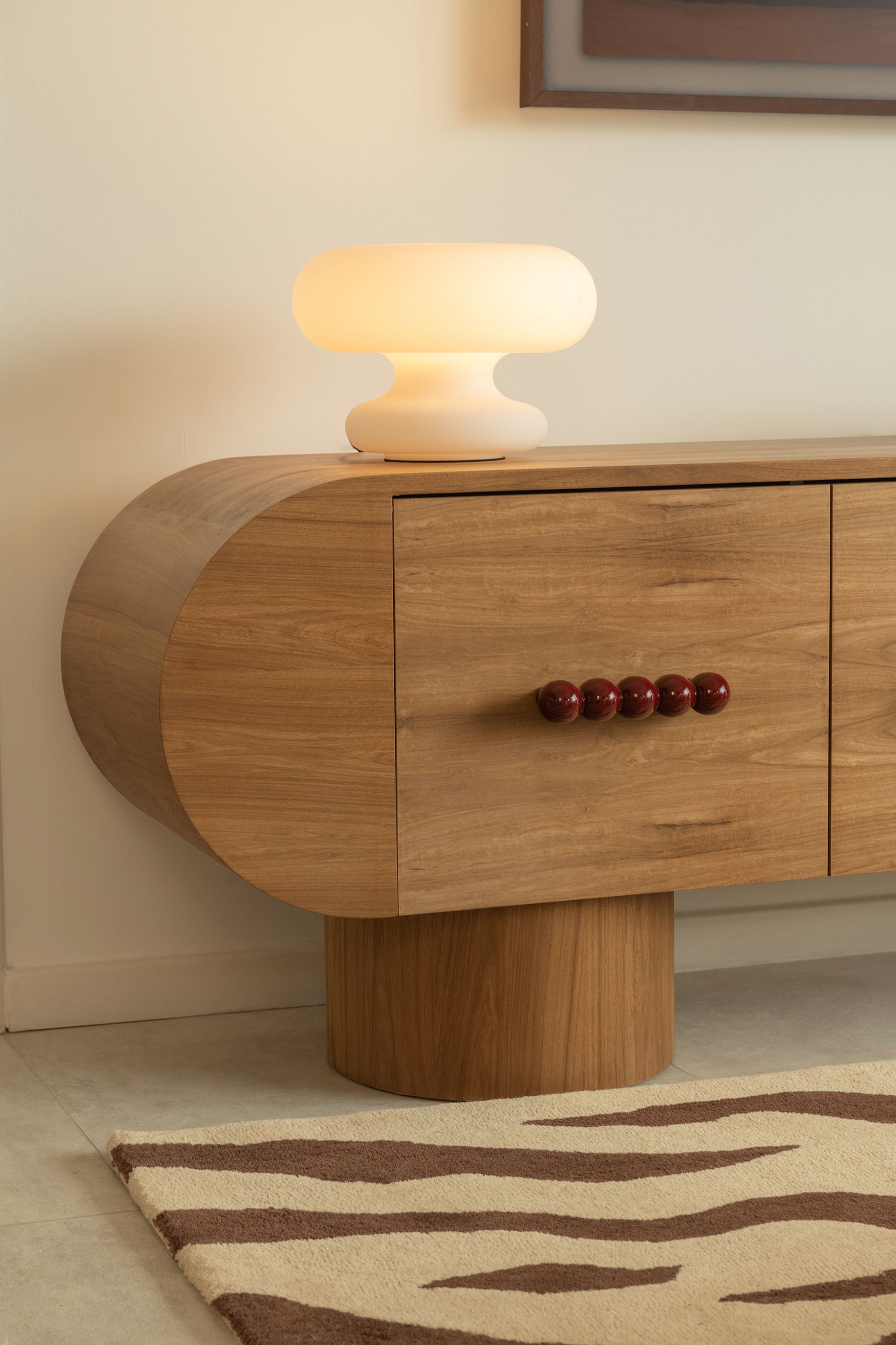 Lámpara de mesa (Dimm Iluminación). Los tiradores Cherry se hicieron en Lituania especialmente para el proyecto. Hanna los trajo de uno de sus viajes.