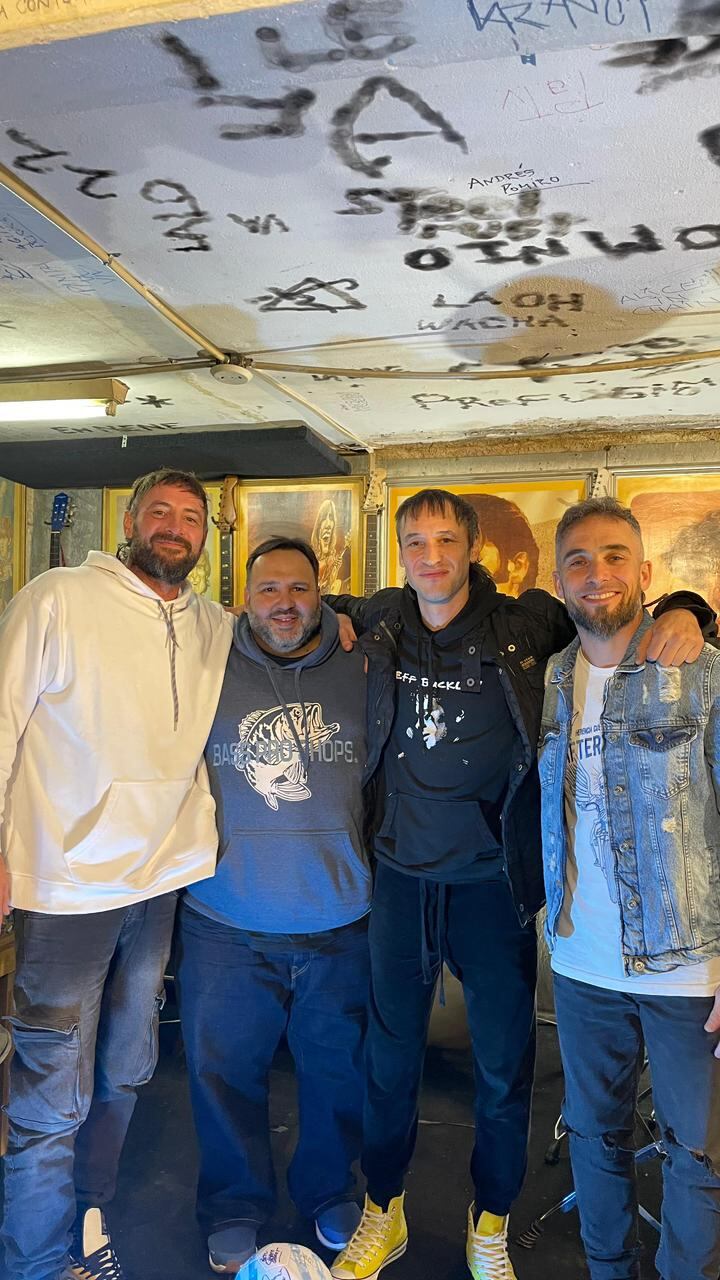 Belluschi junto a Charly y Hernán, sus compañeros en el proyecto de Club Atlético Rock and Roll, y Catriel, baterista de Divididos
