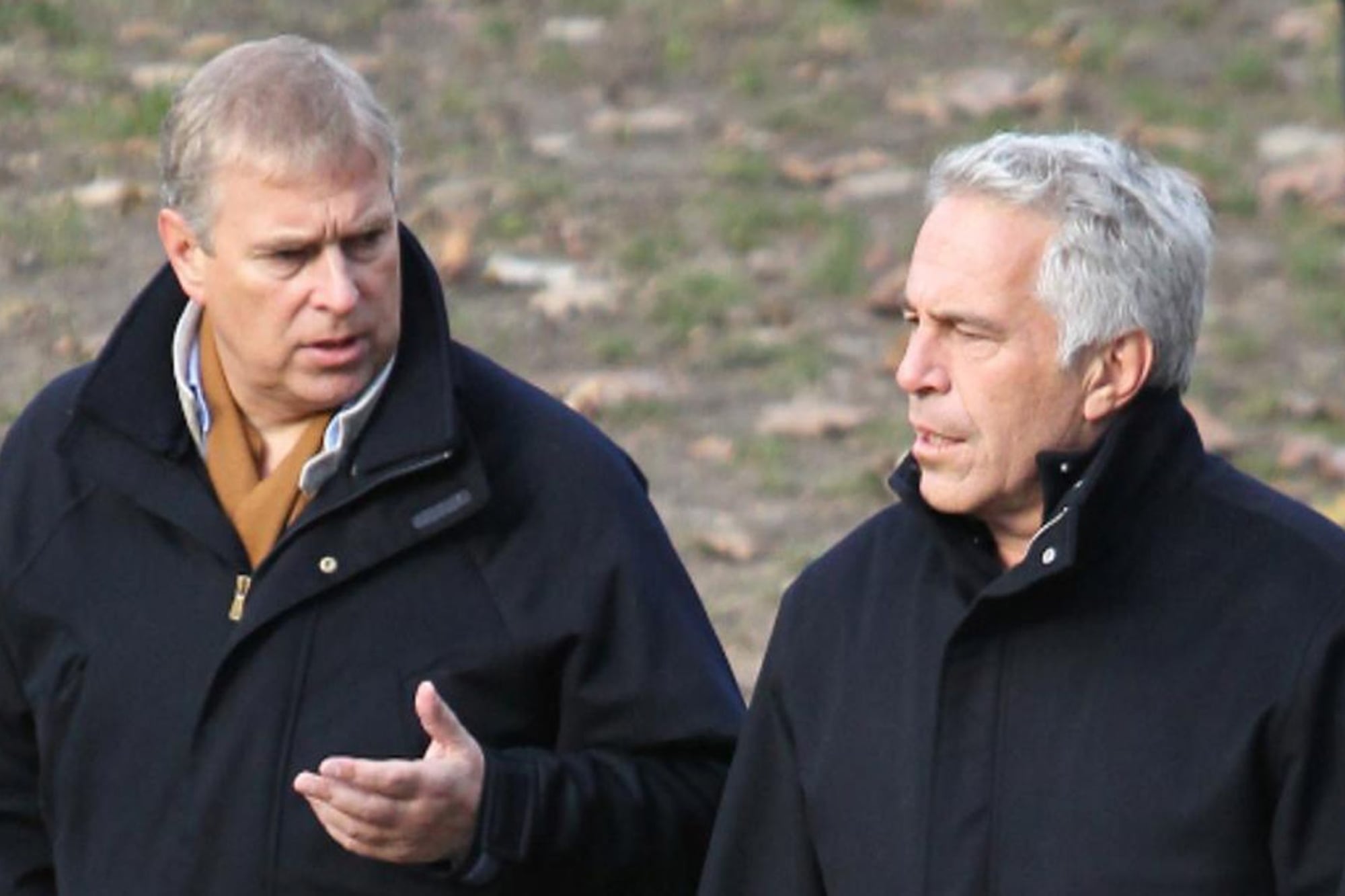 El príncipe Andrés fue fotografiado junto a Jeffrey Epstein en el Central Park, en diciembre de 2010