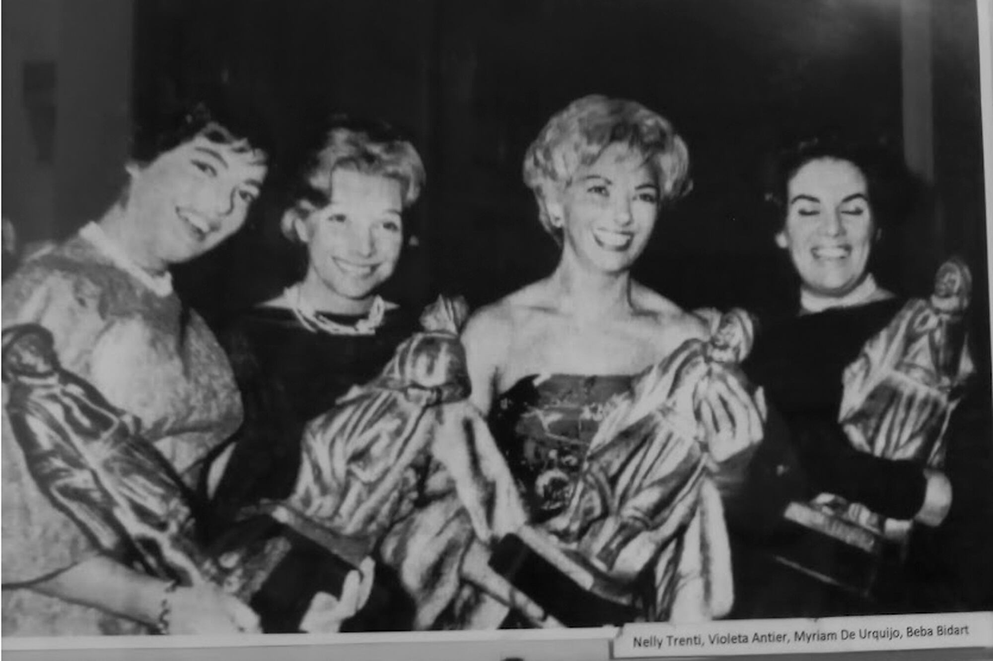 Nelly Trenti, Violeta Antier, Myriam de Urquijo y Beba Bidart con sus estatuillas (¡de tres kilos!), en la primera entrega de los Martín Fierro