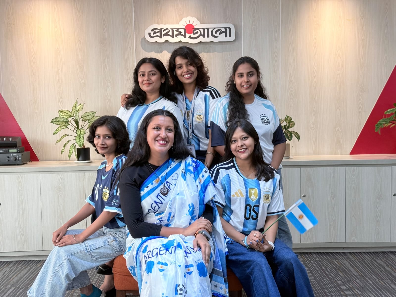 Florida Rosario junto a sus compañeras de trabajo vestidas para alentar a la selección argentina