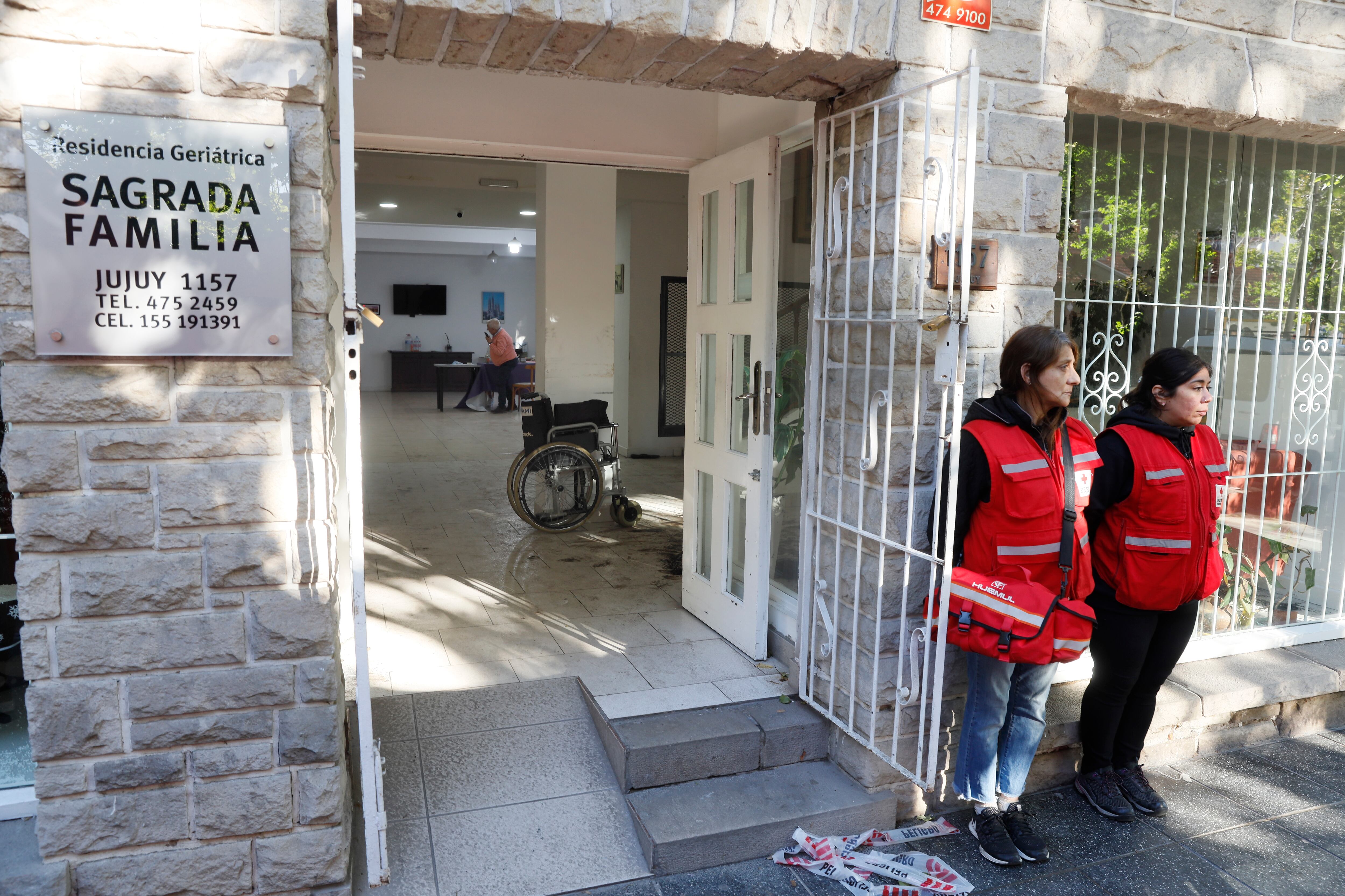 Trágico incendio en un geriátrico en Mar del Plata: hay cuatro fallecidos
Un incendio en un geriátrico de Mar del Plata provocó la muerte de cuatro adultos mayores durante la madrugada. Hubo 38 evacuados y un amplio operativo de emergencia. Barrio La Perla Calle Jujuy entre 11 de Septiembre y Balcarce. 17 de Diciembre 2025.