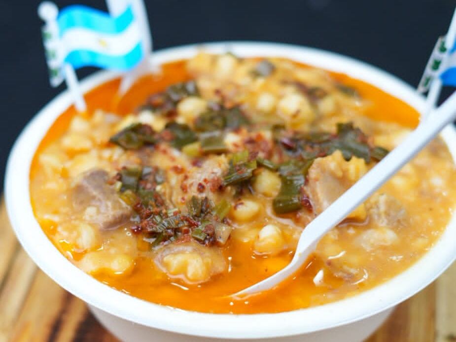 Una especialista en gastronomía reveló los ingredientes para el locro perfecto del 25 de mayo