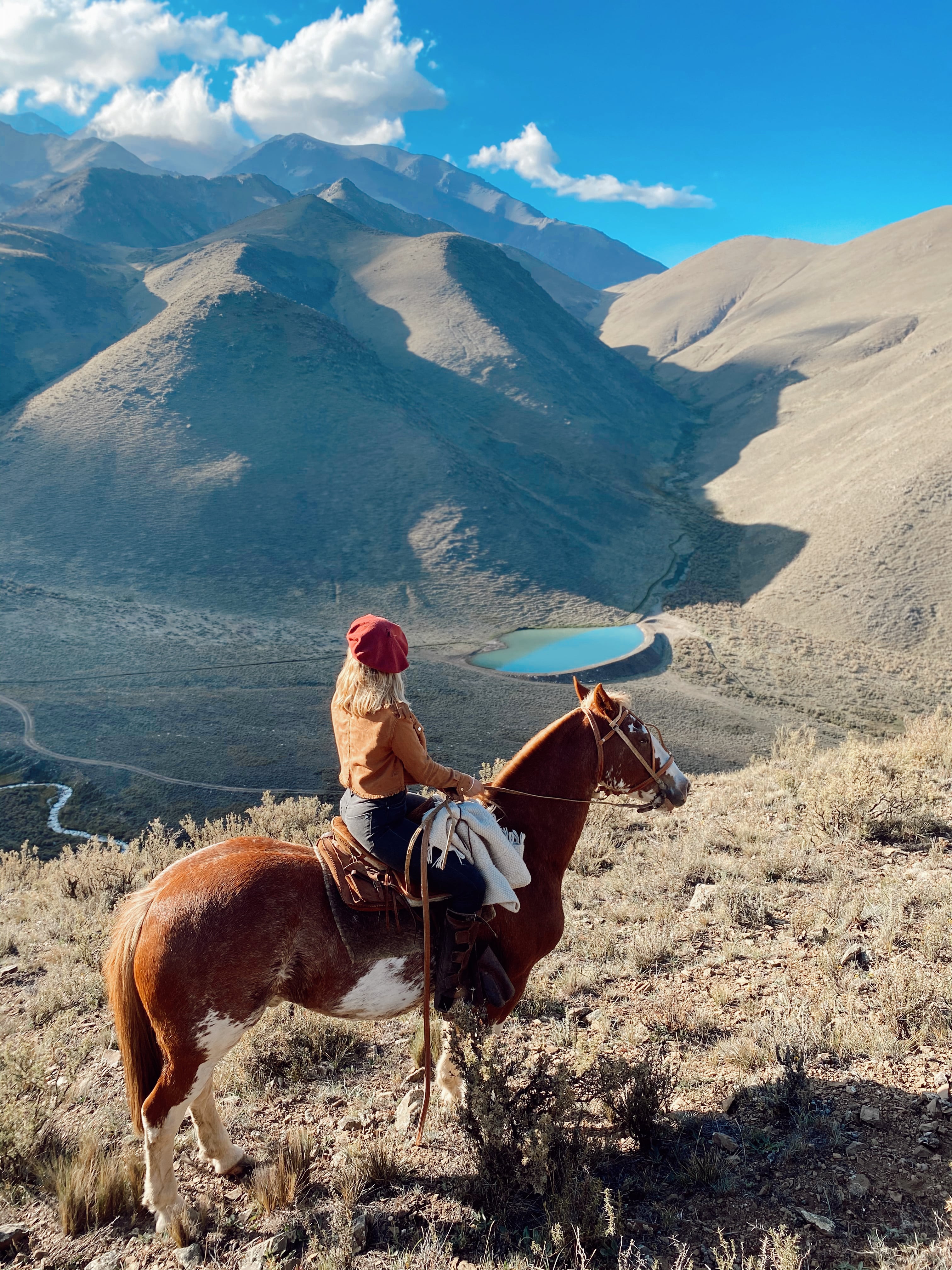 Se llega con caballos criollos hasta una laguna verde esmeralda ubicada a 4.300 metros de altura, sobre la cara sur del cerro El Plata.