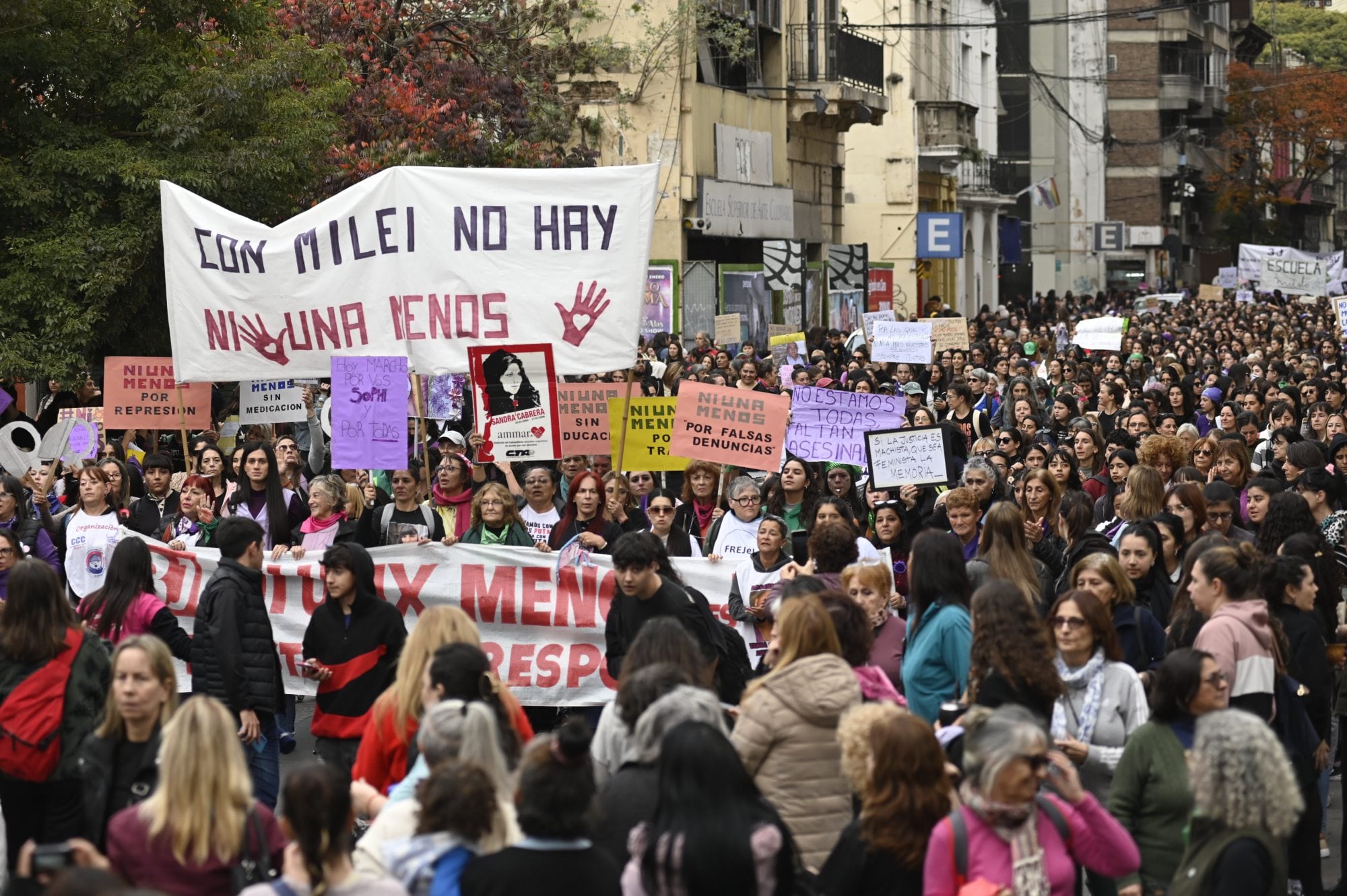 La 11° Marcha Ni Una Menos de Plaza 25 de Mayo hacia la Plaza San Martín, en Rosario