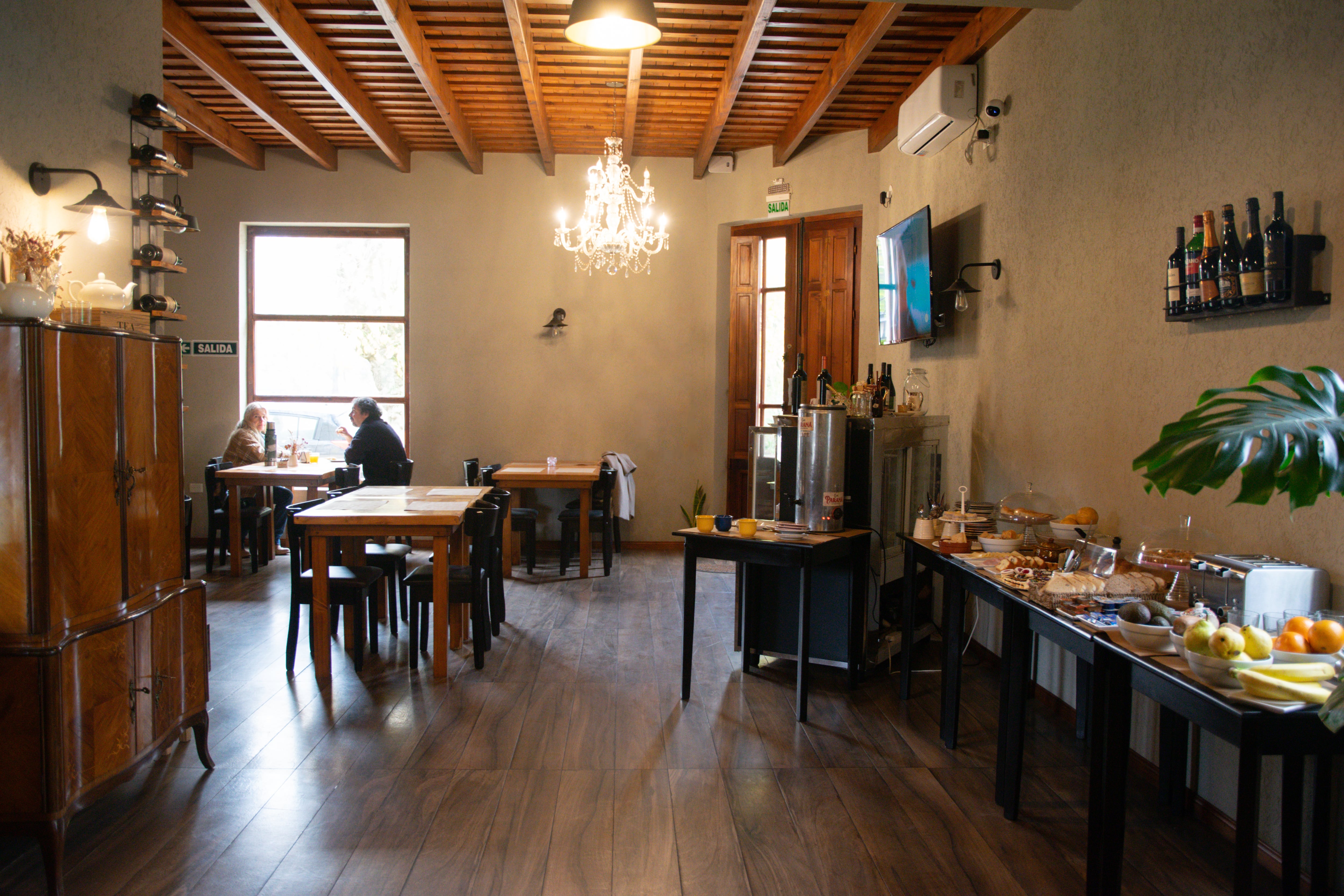 La premisa principal fue la restauración: se recuperaron los pisos de pinotea originales, se sanearon los techos altos, y se restauraron las imponentes puertas y ventanales.
